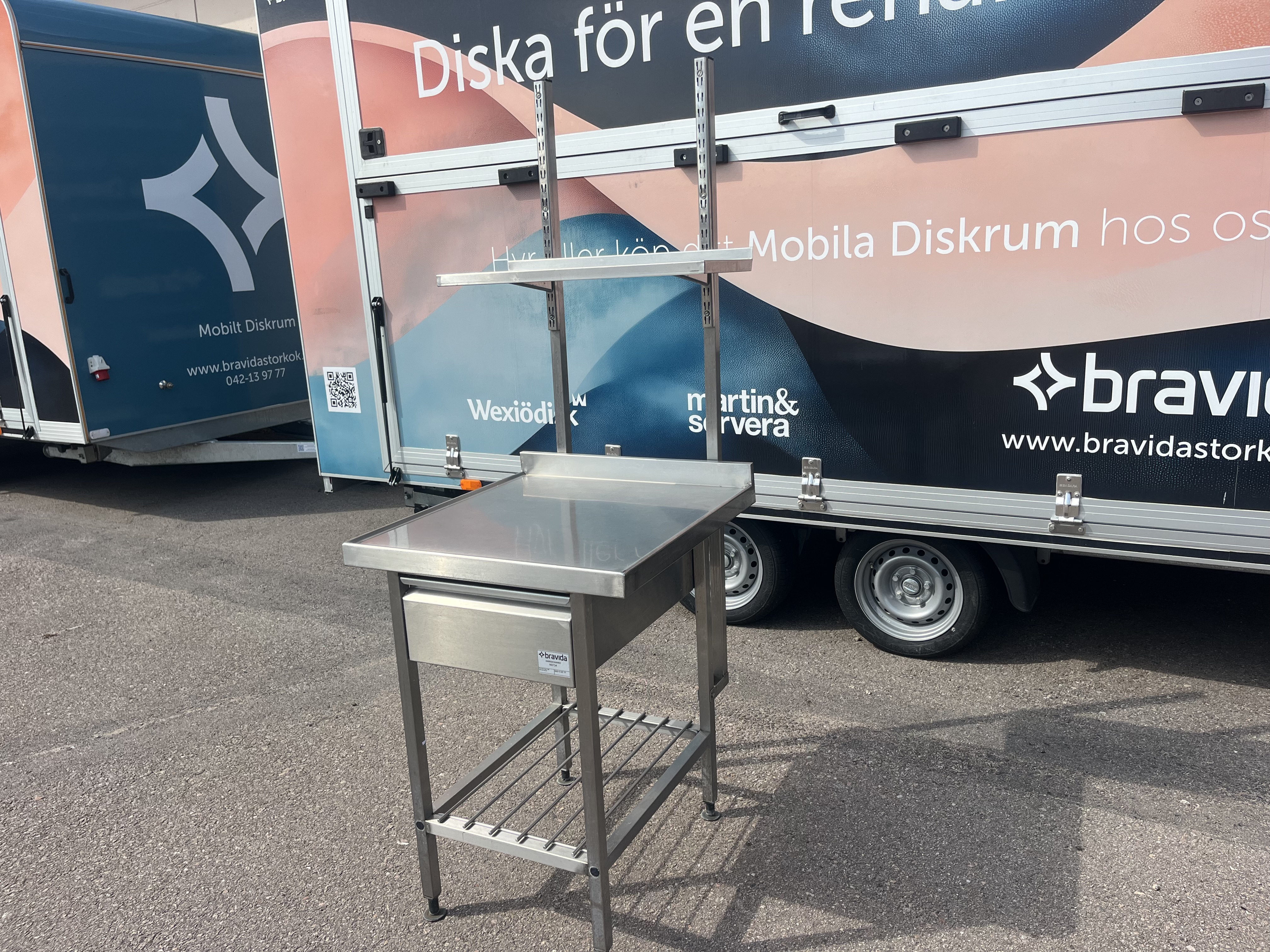 Rostfri bänk med överhylla på ståndare - 3