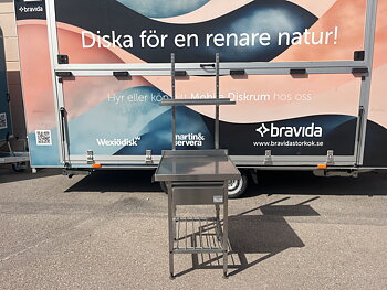 Rostfri bänk med överhylla på ståndare