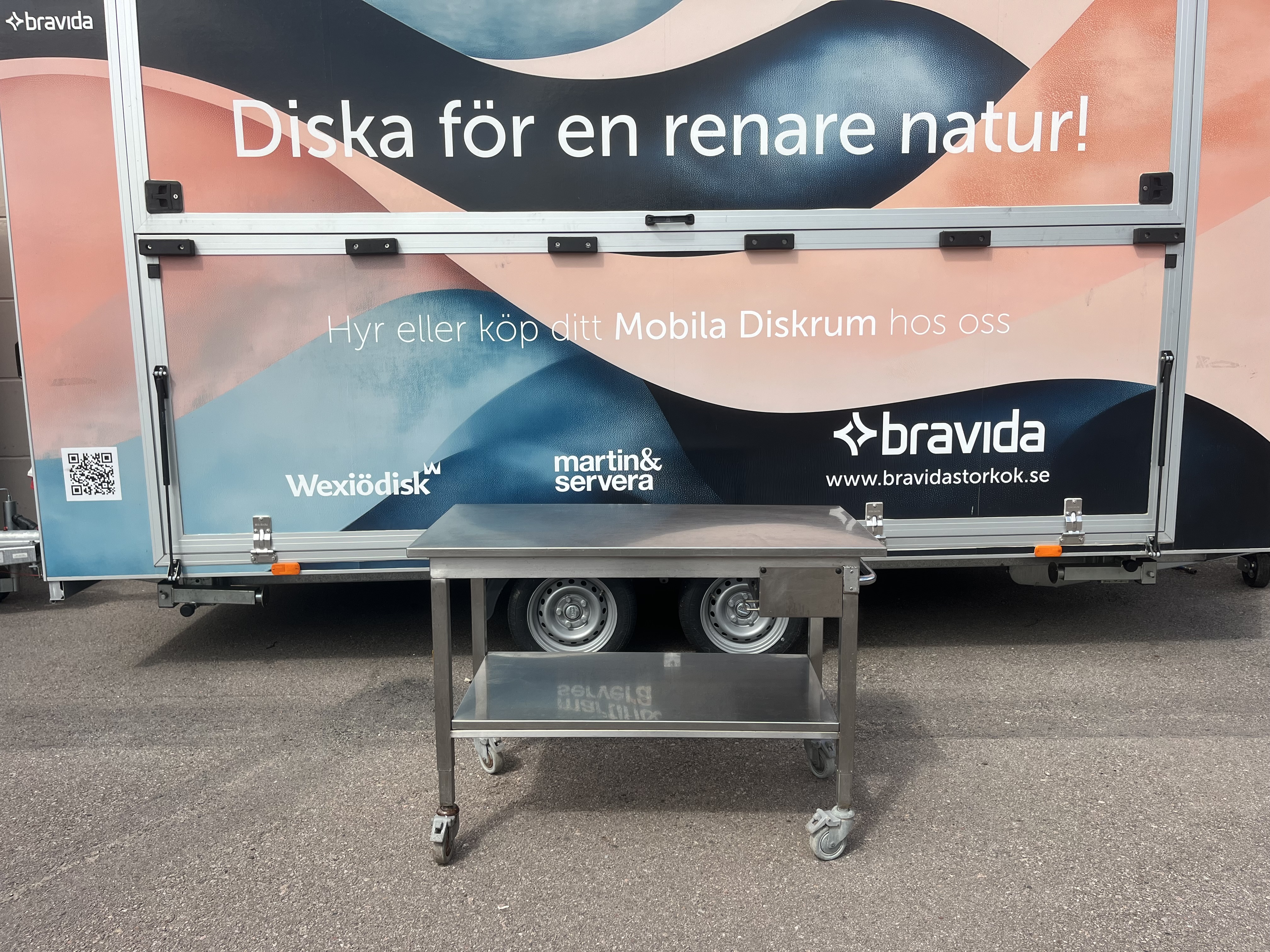 Mobil rostfri bänk med fyra låsbara hjul