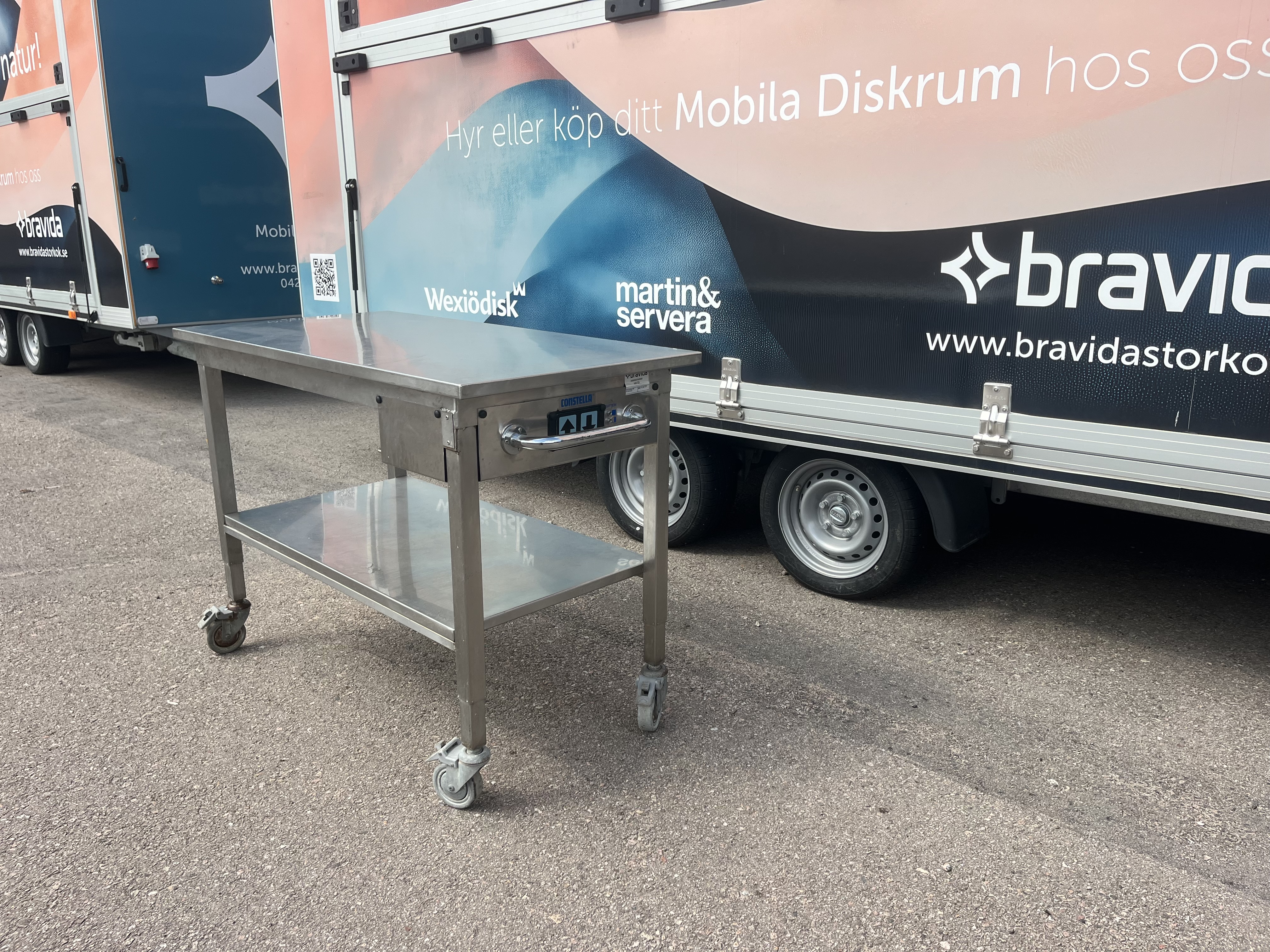 Mobil rostfri bänk med fyra låsbara hjul - 2