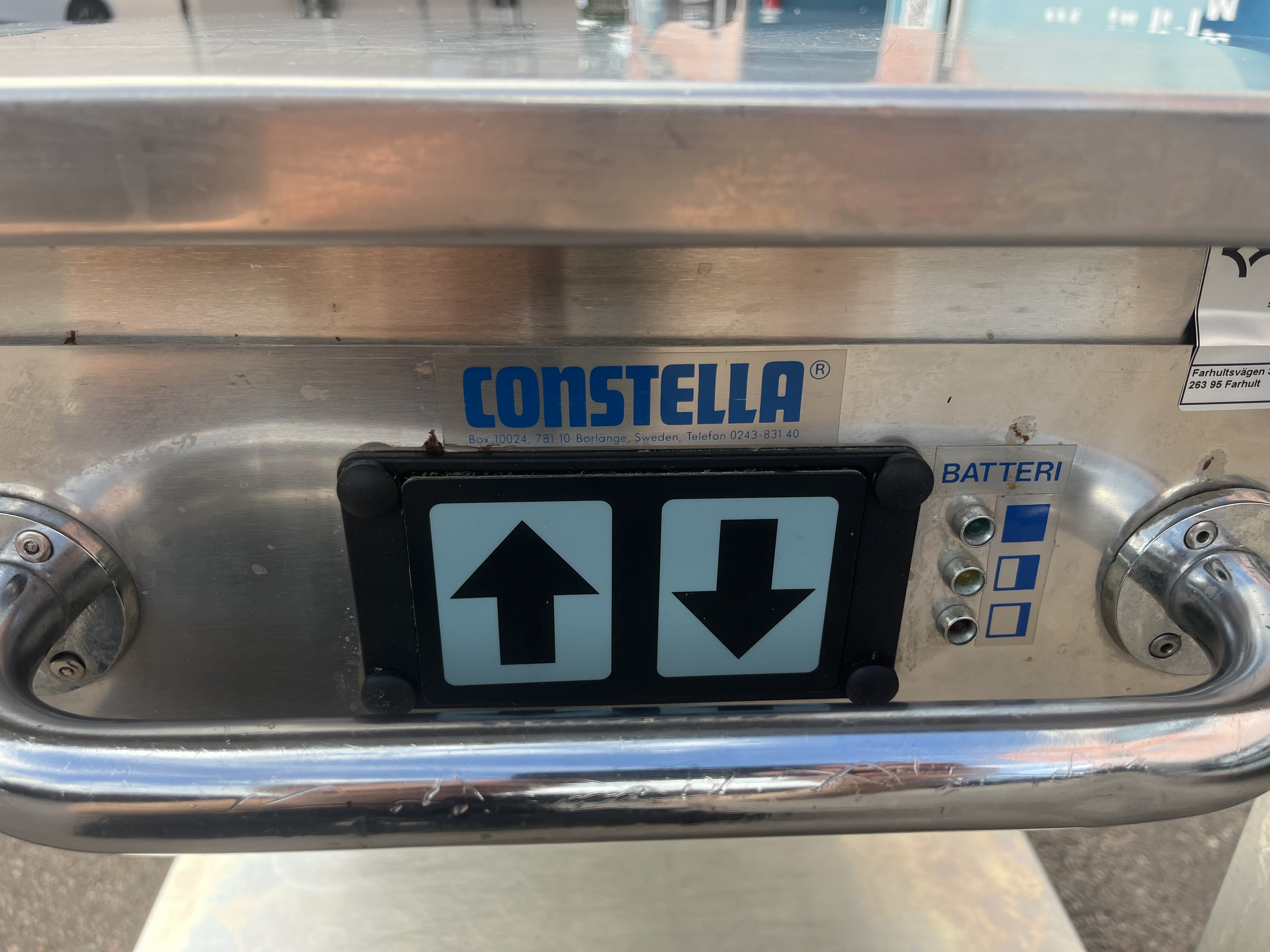 Mobil rostfri bänk med fyra låsbara hjul - 3