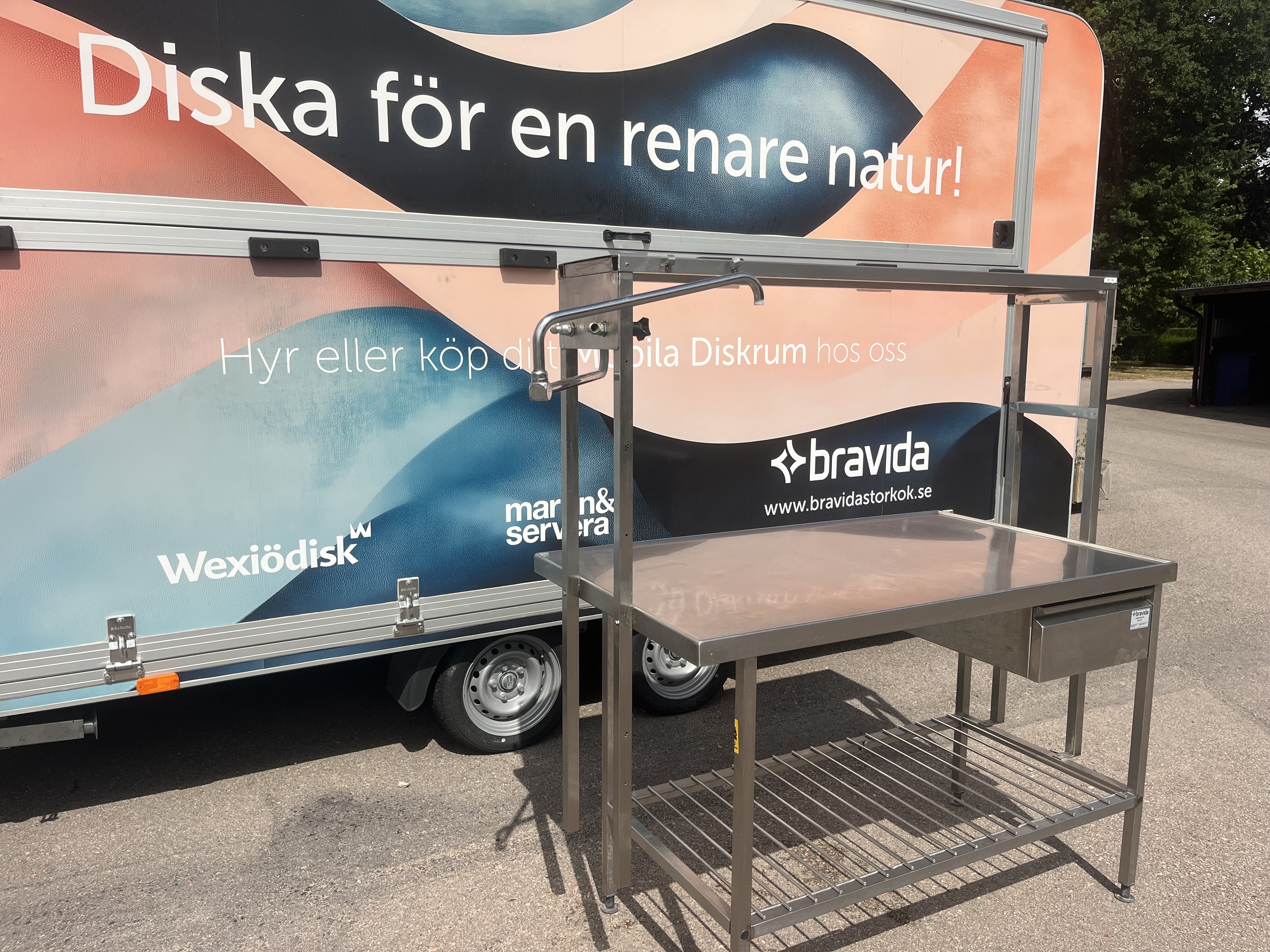Rostfri bänk med överhylla på ståndare. - 2