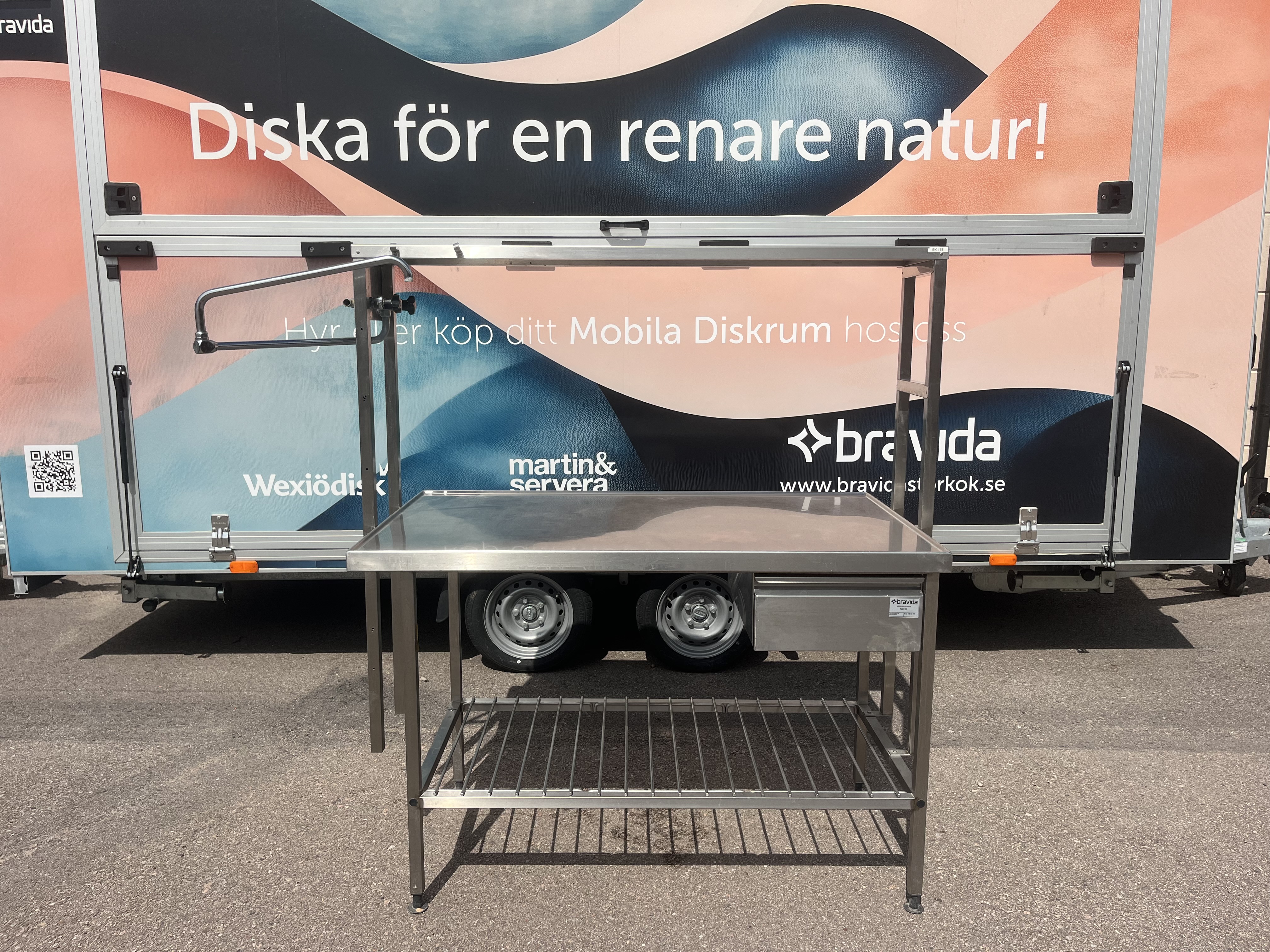 Rostfri bänk med överhylla på ståndare.