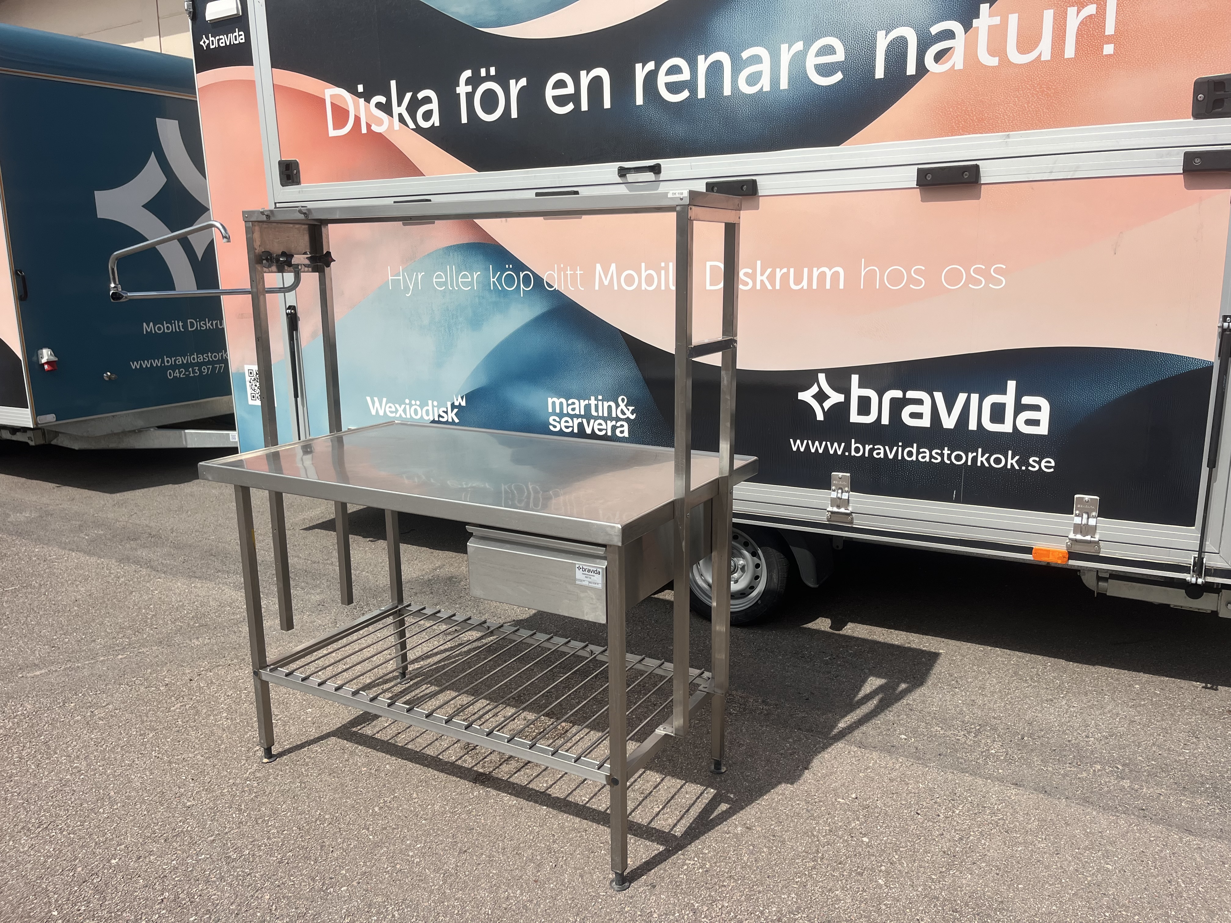 Rostfri bänk med överhylla på ståndare. - 3