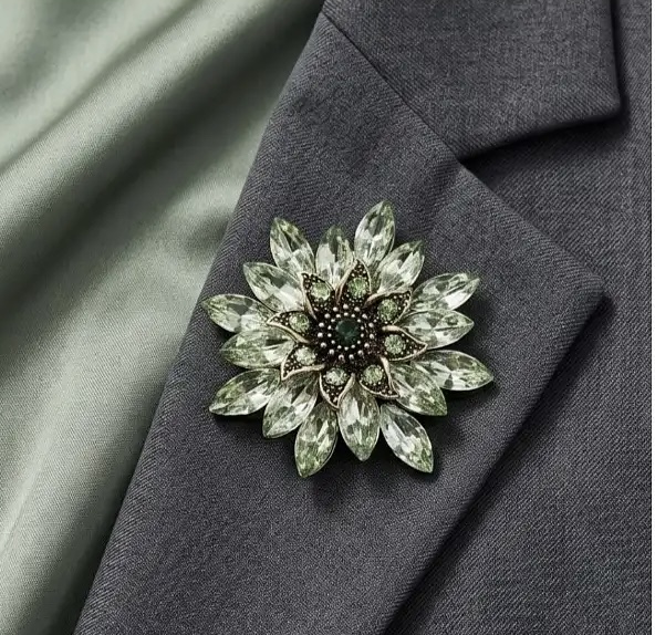 Brosch green