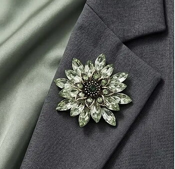 Brosch green