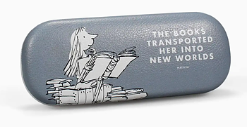 Pulteney Press : Matilda "The Books Transported Her into New Worlds"   - Glasögonfodral med matchande putsduk