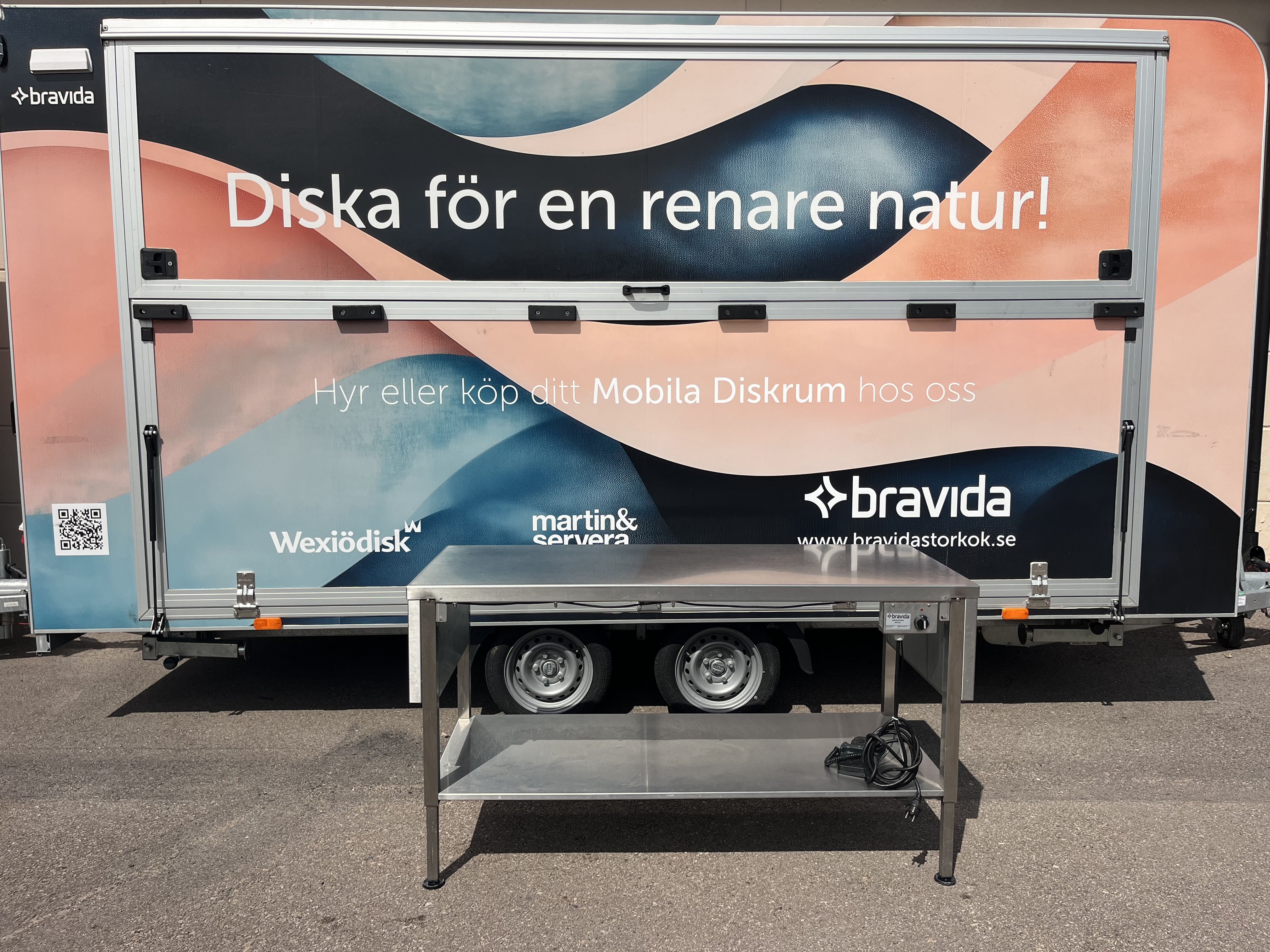 Begagnad elektrisk höj- och sänkbar rostfri bänk med fotpedal.