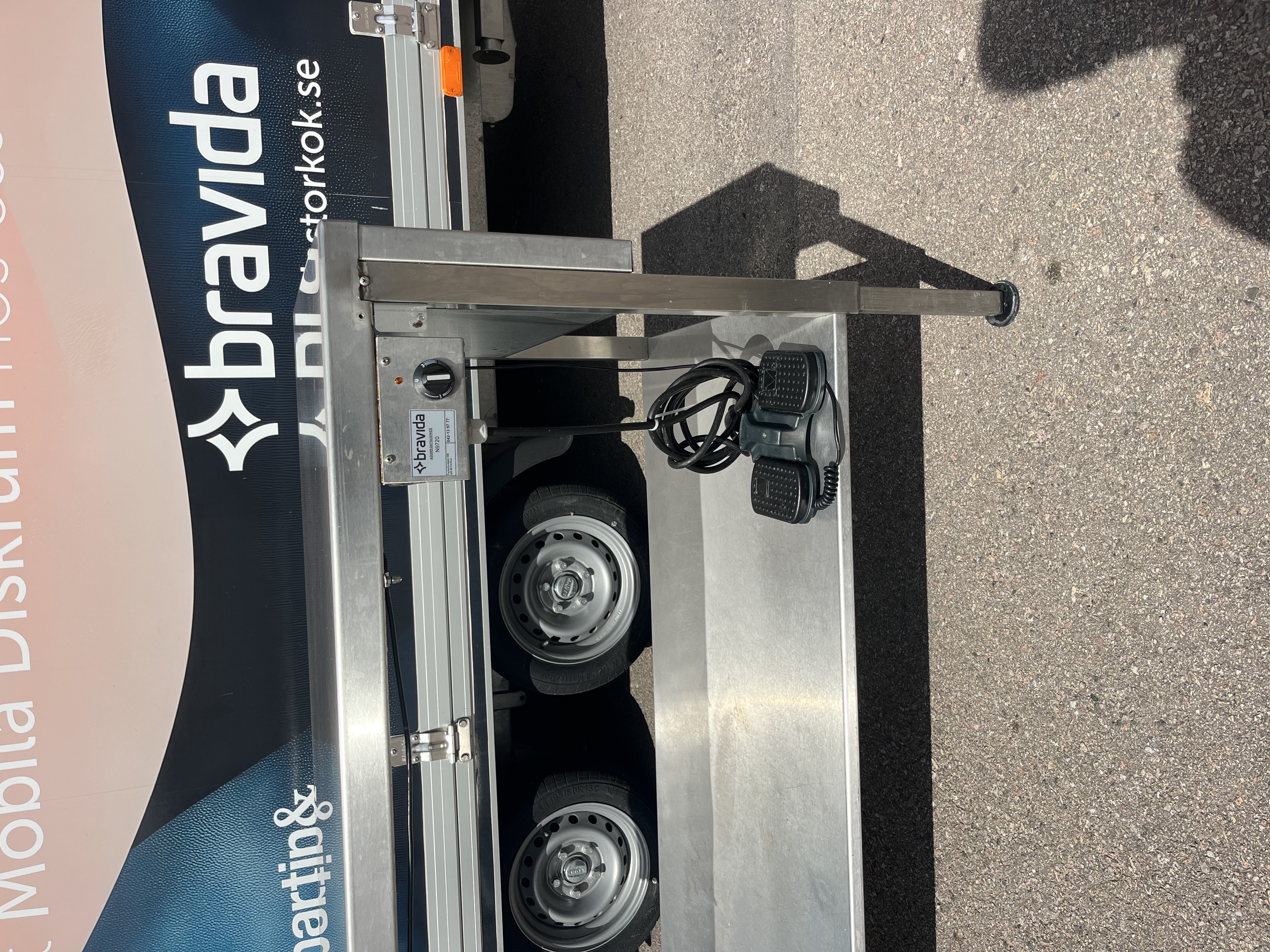 Begagnad elektrisk höj- och sänkbar rostfri bänk med fotpedal. - 4
