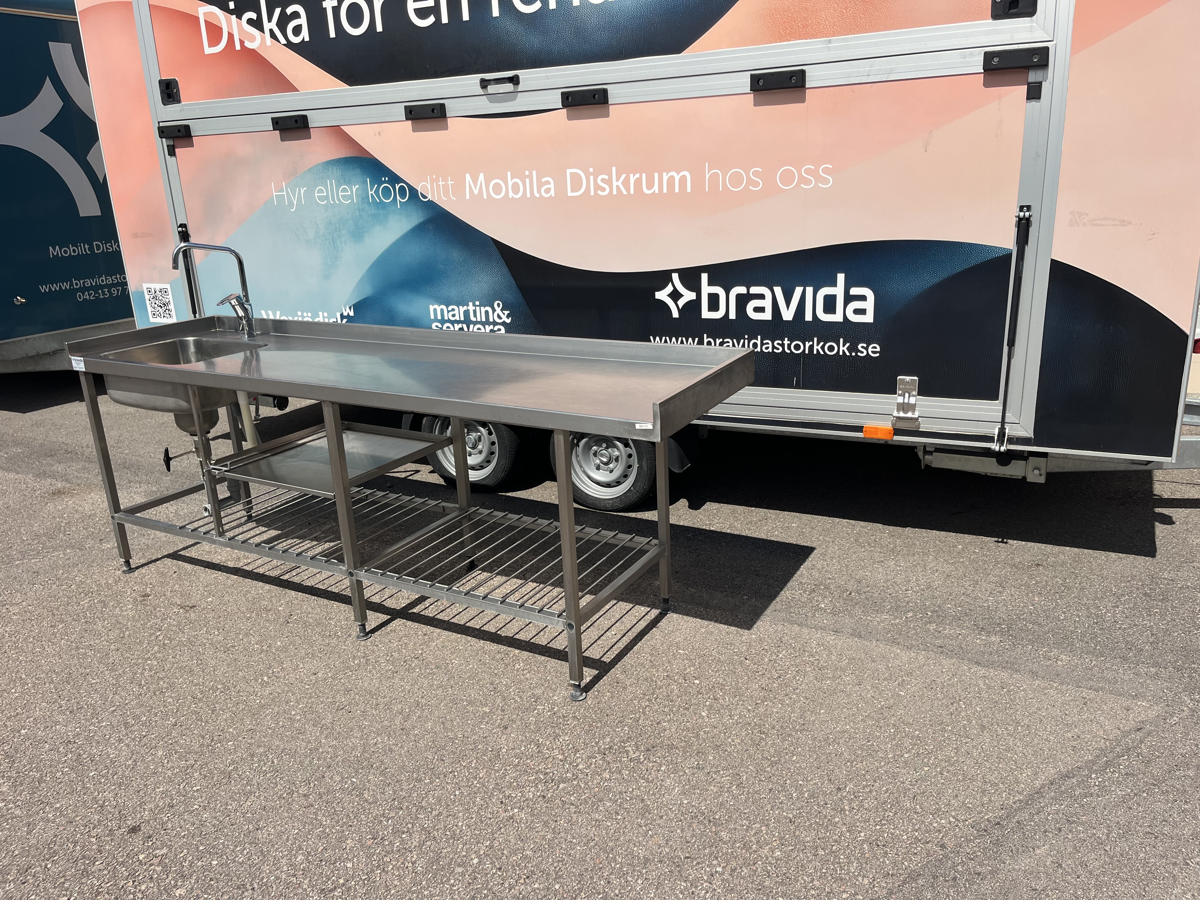 Begagnad rostfri bänk med blandare, kulventil och silhink. - 3