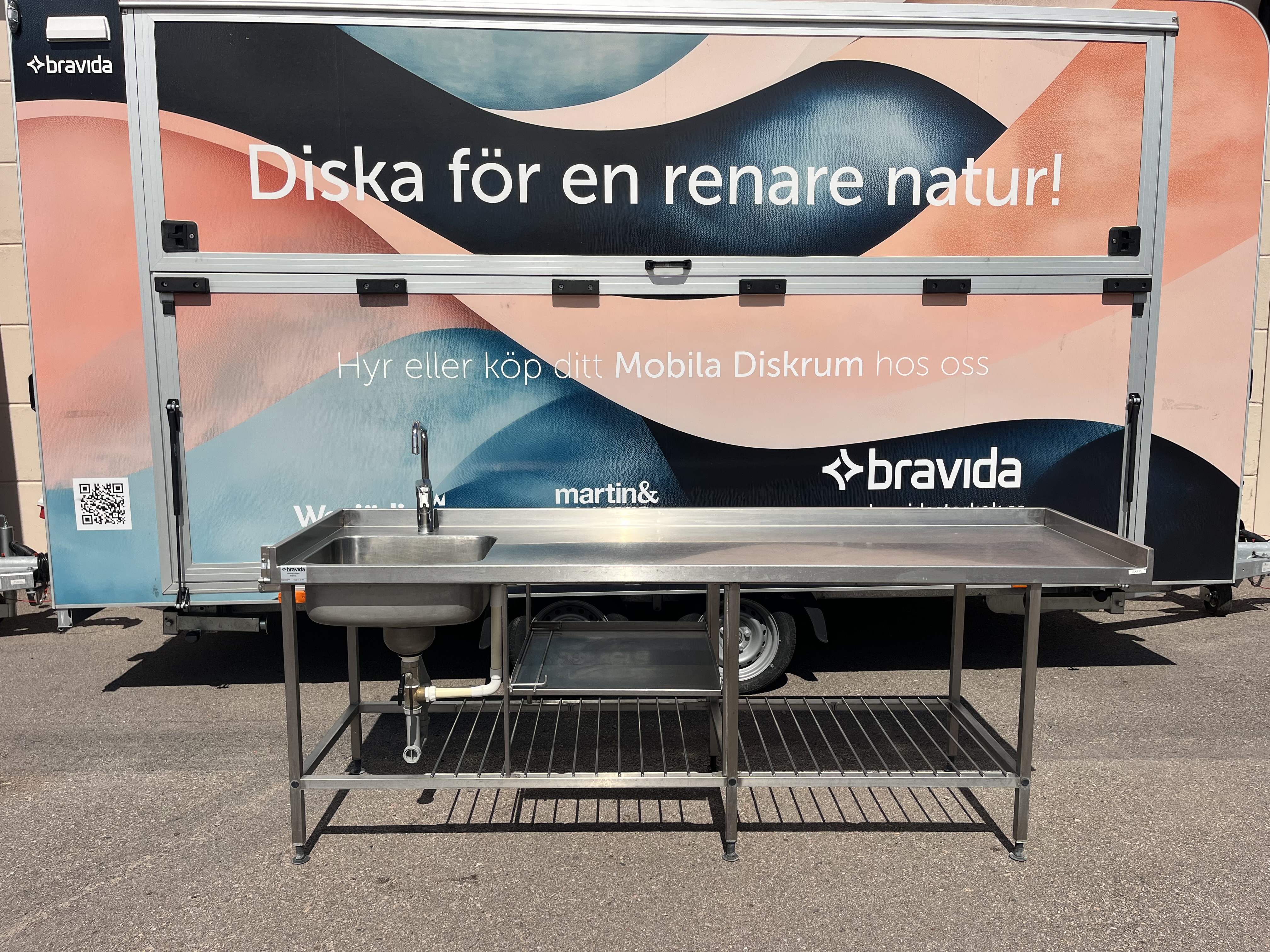 Begagnad rostfri bänk med blandare, kulventil och silhink.