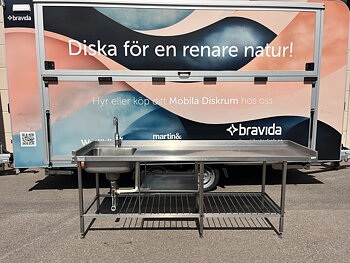 Begagnad rostfri bänk med blandare, kulventil och silhink.