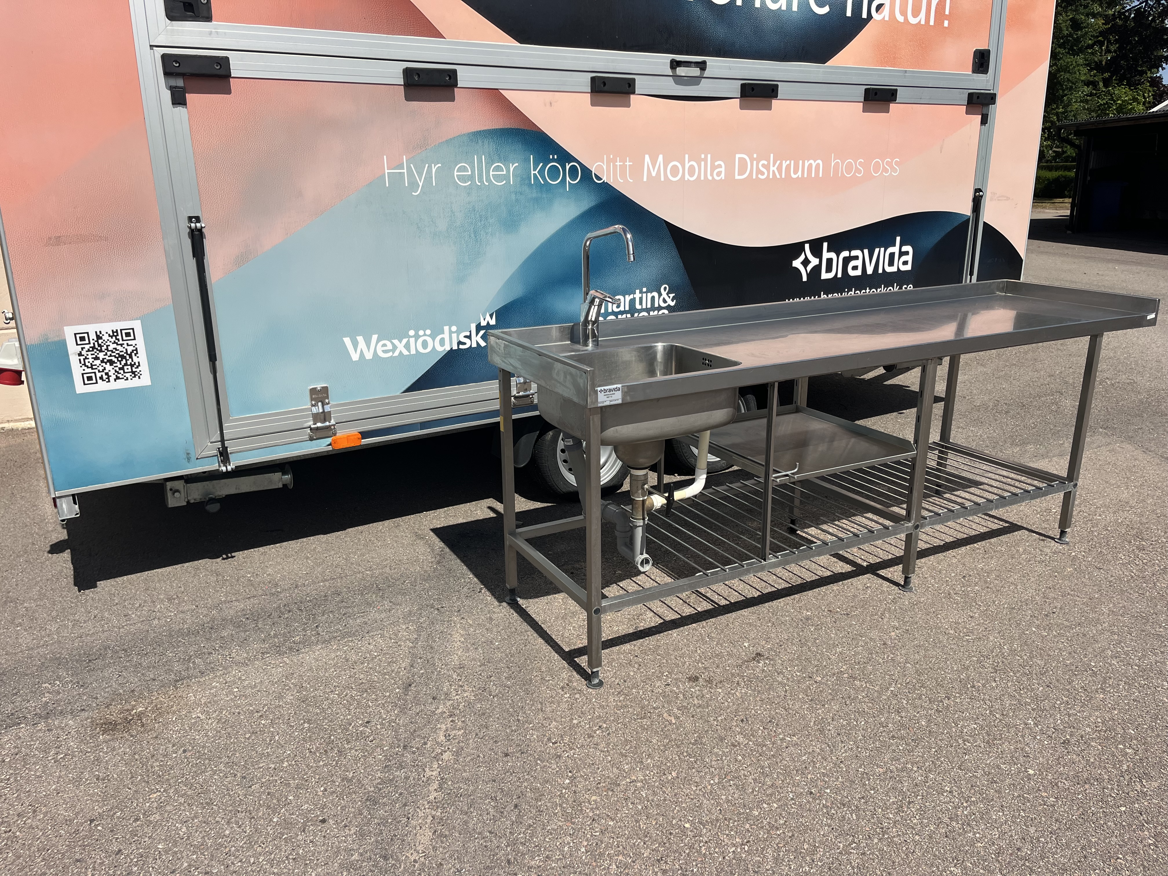 Begagnad rostfri bänk med blandare, kulventil och silhink. - 2