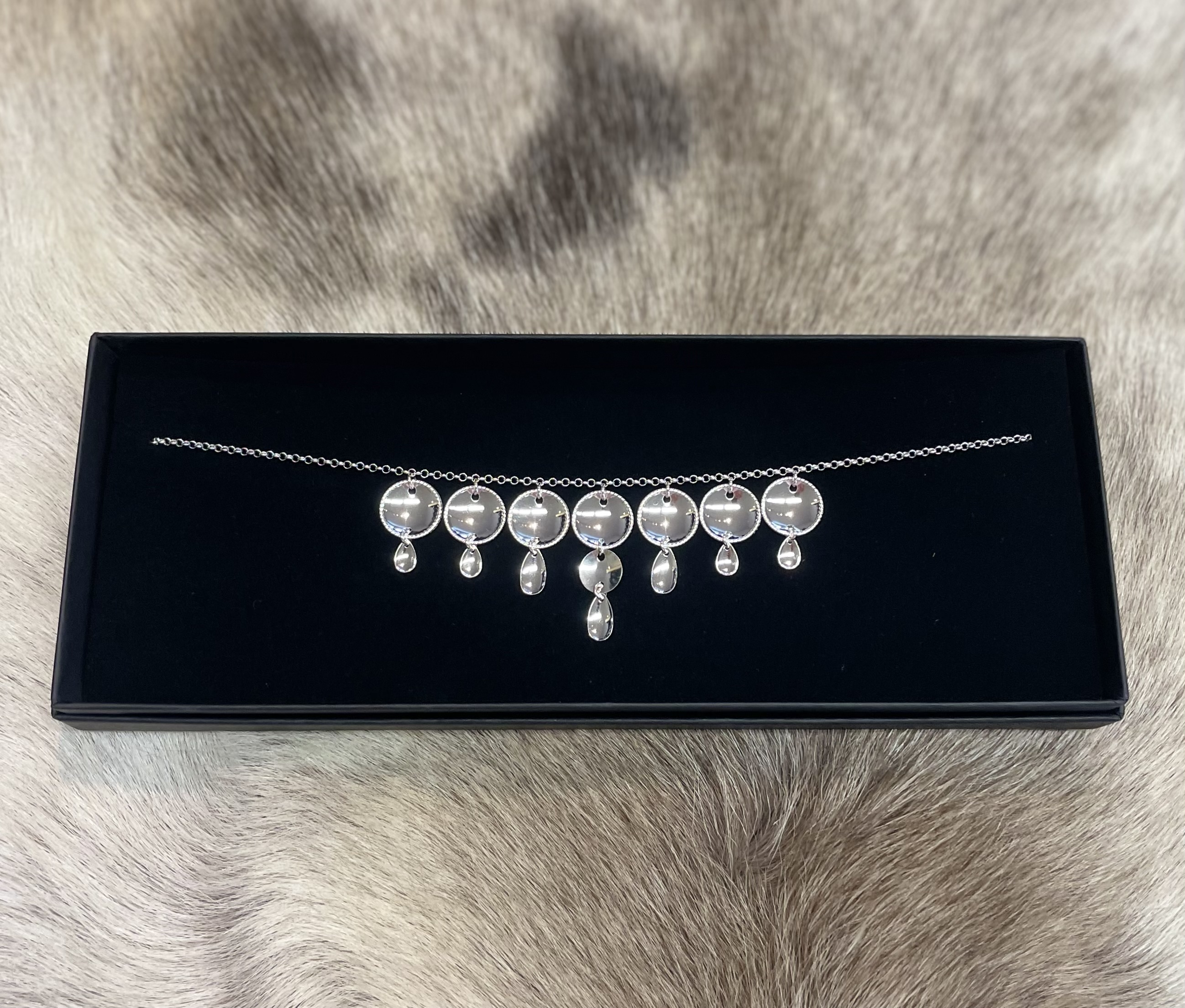 Stort silverhalsband