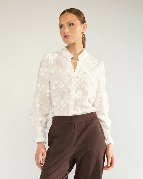 Blus Lenea broderade blommor offwhite