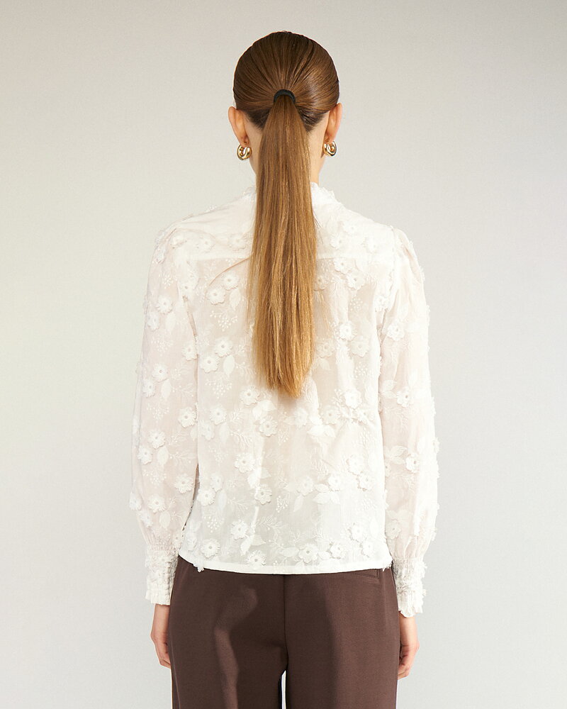 Blus Lenea broderade blommor offwhite