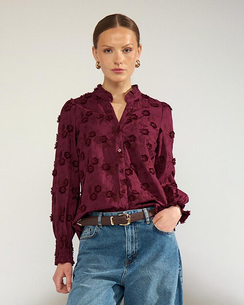 Blus Lenea broderade blommor vinröd