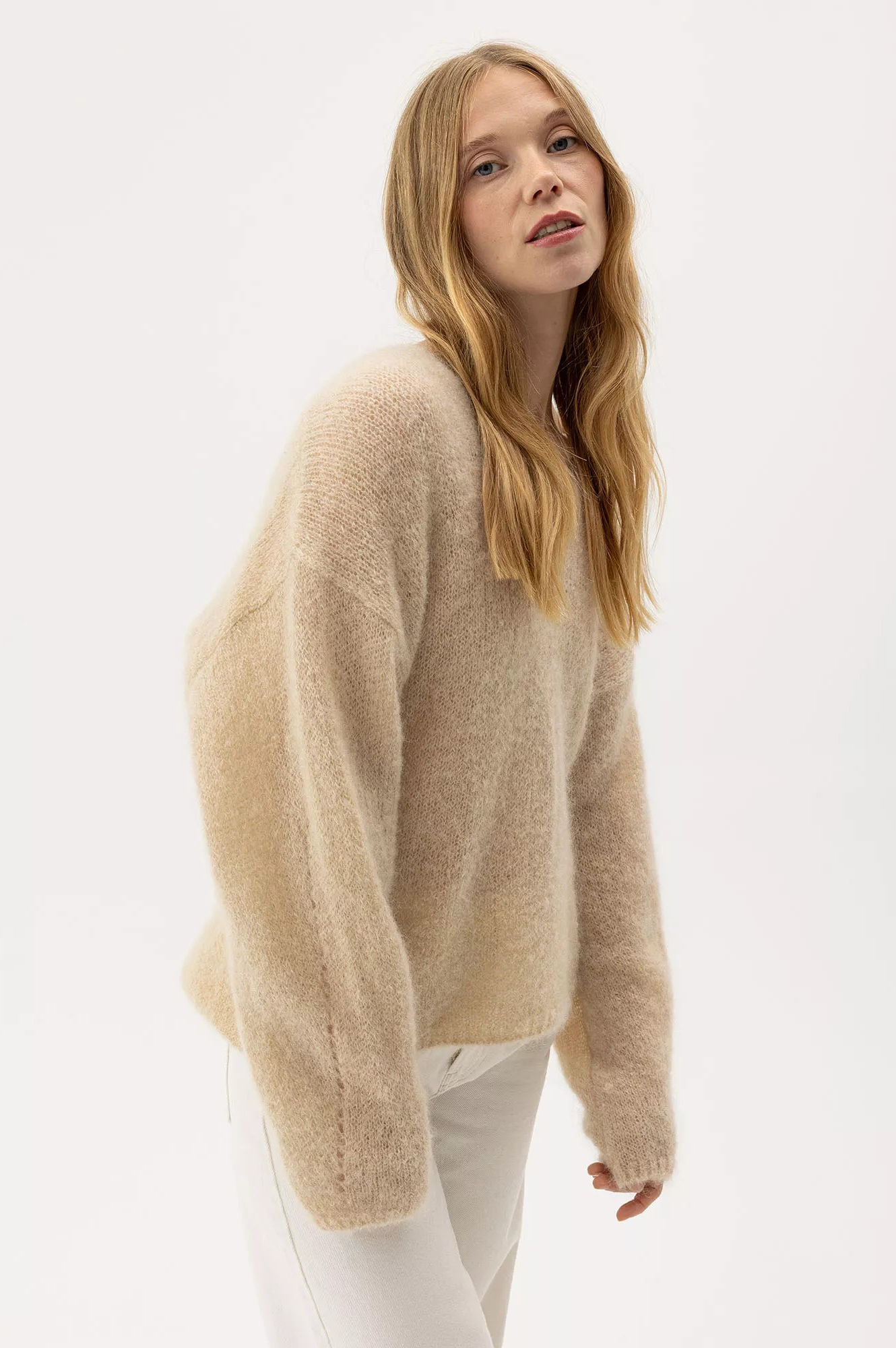 Lilian V-neck - Sand - Holebrook