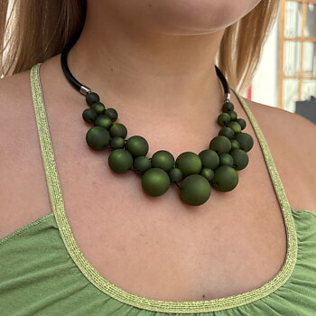 IAMLUND Orbit halsband mossgrön