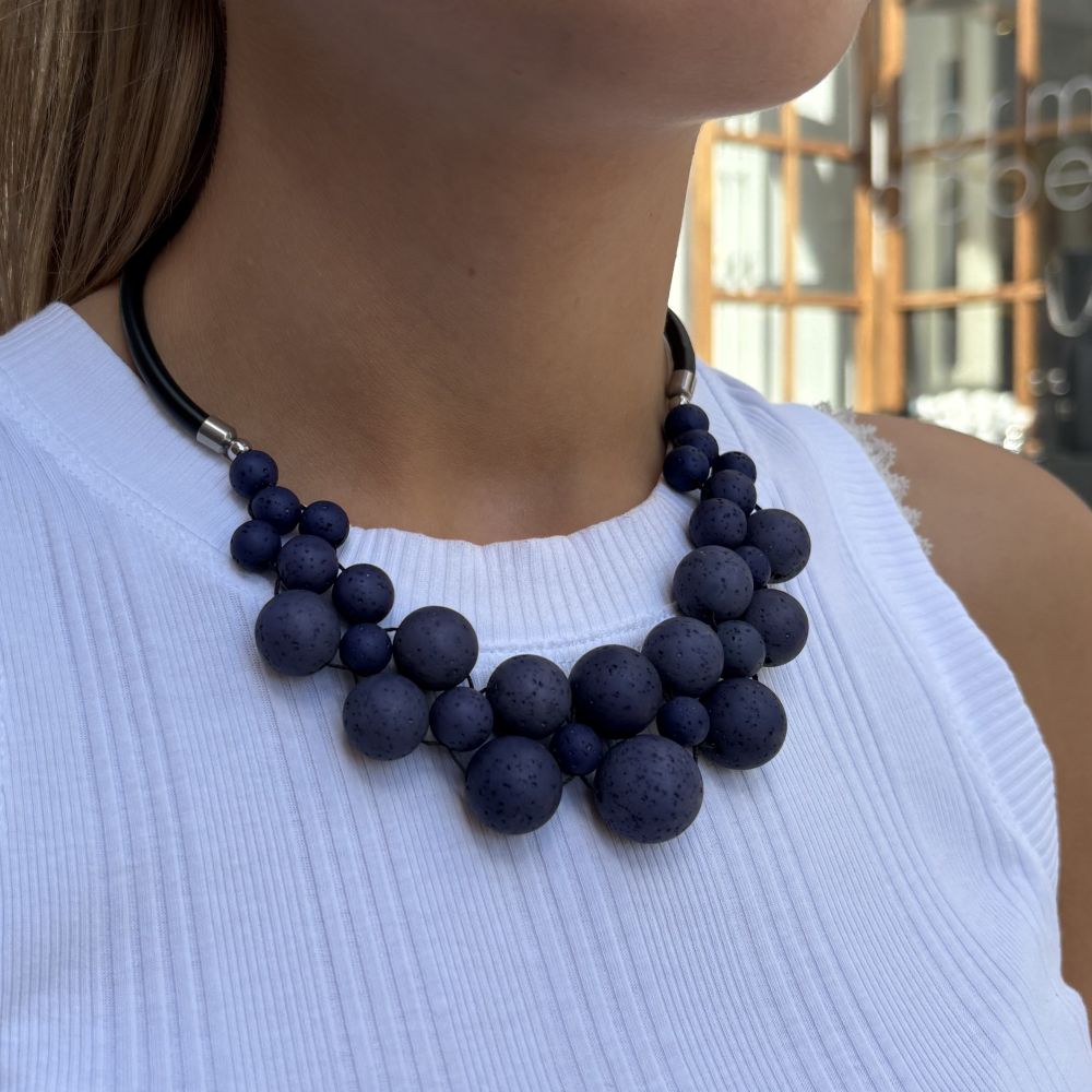 IAMLUND Orbit halsband marinblå gala