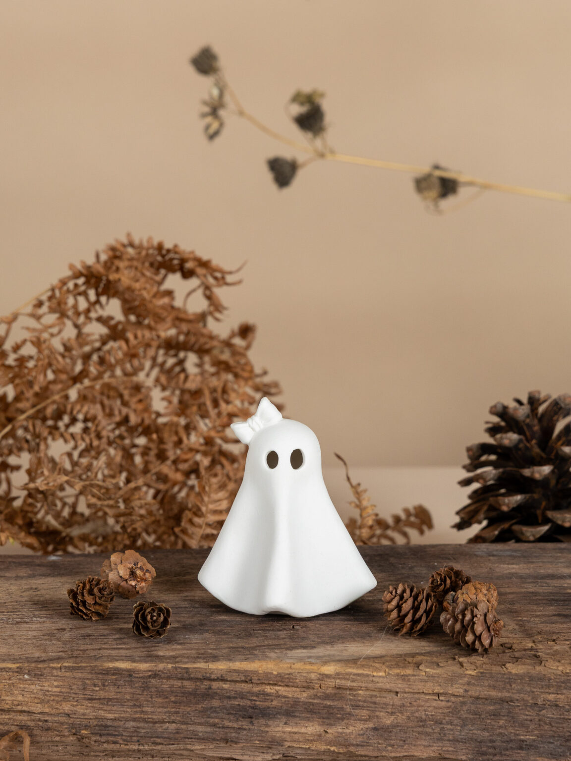 Sofie Spöke med rosett i vit keramik 8x9 cm | Halloween - 2