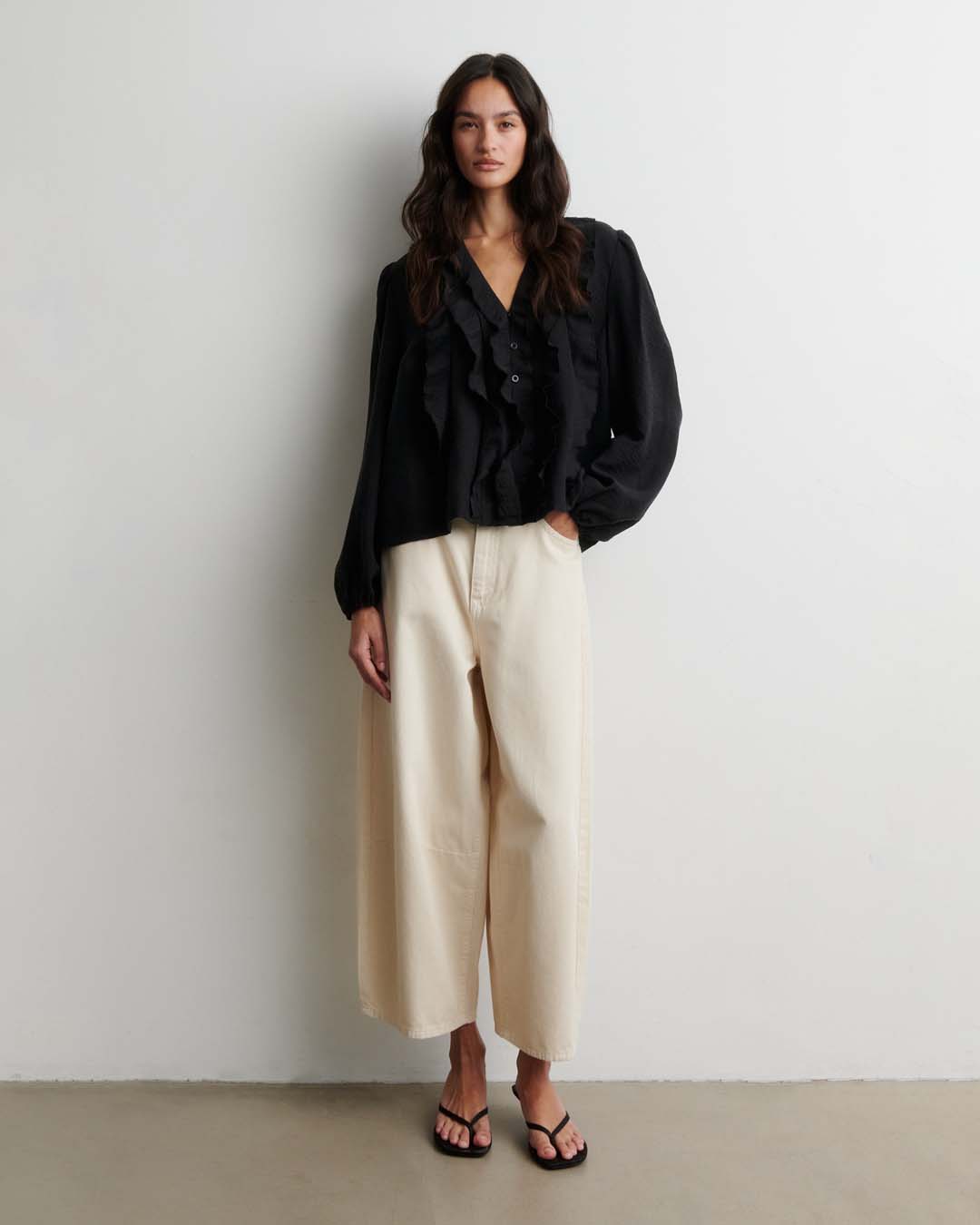 Blus Rayna med volanger svart - 5