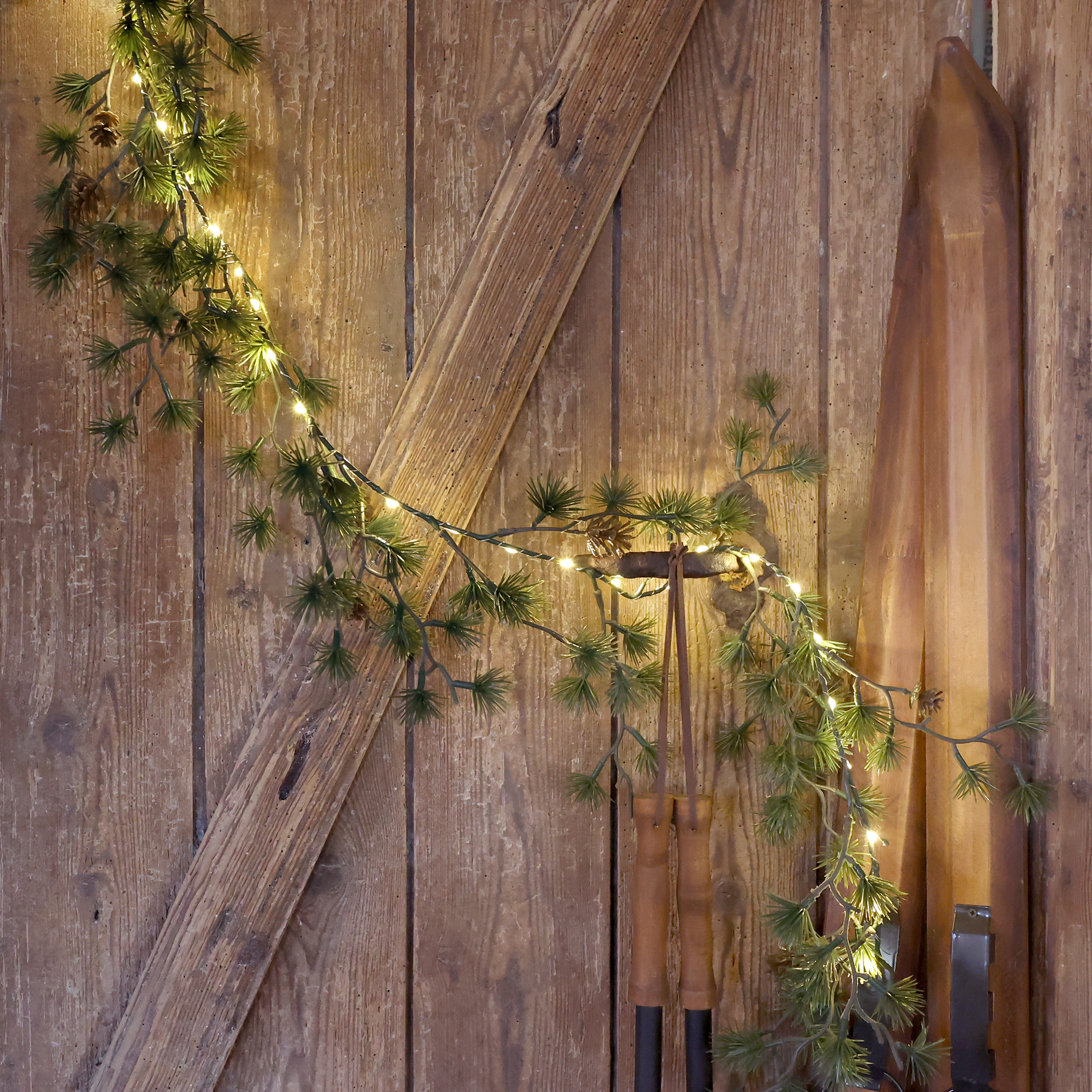 Girlang Gran med kottar & belysning Led - 150 cm