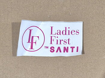 Santi Ladies First klistermärke