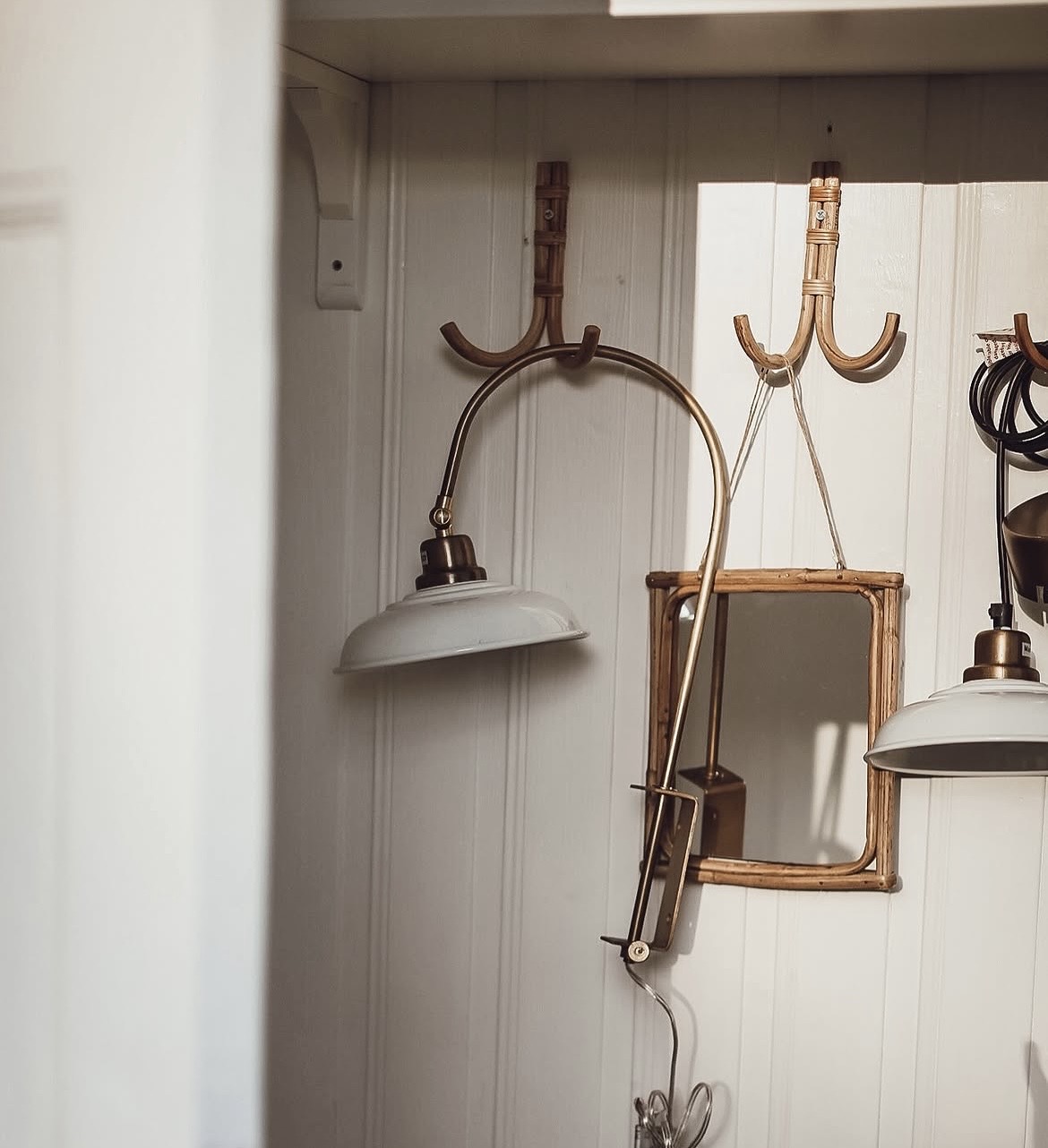 Vägglampa med Mässingsdetaljer Shell