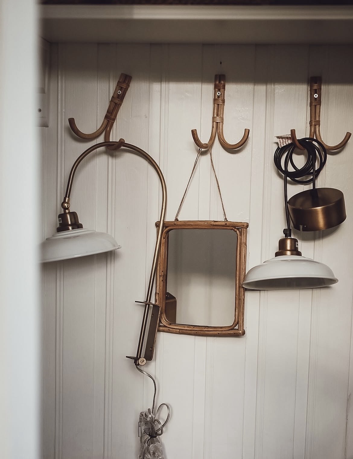 Vägglampa med Mässingsdetaljer Shell