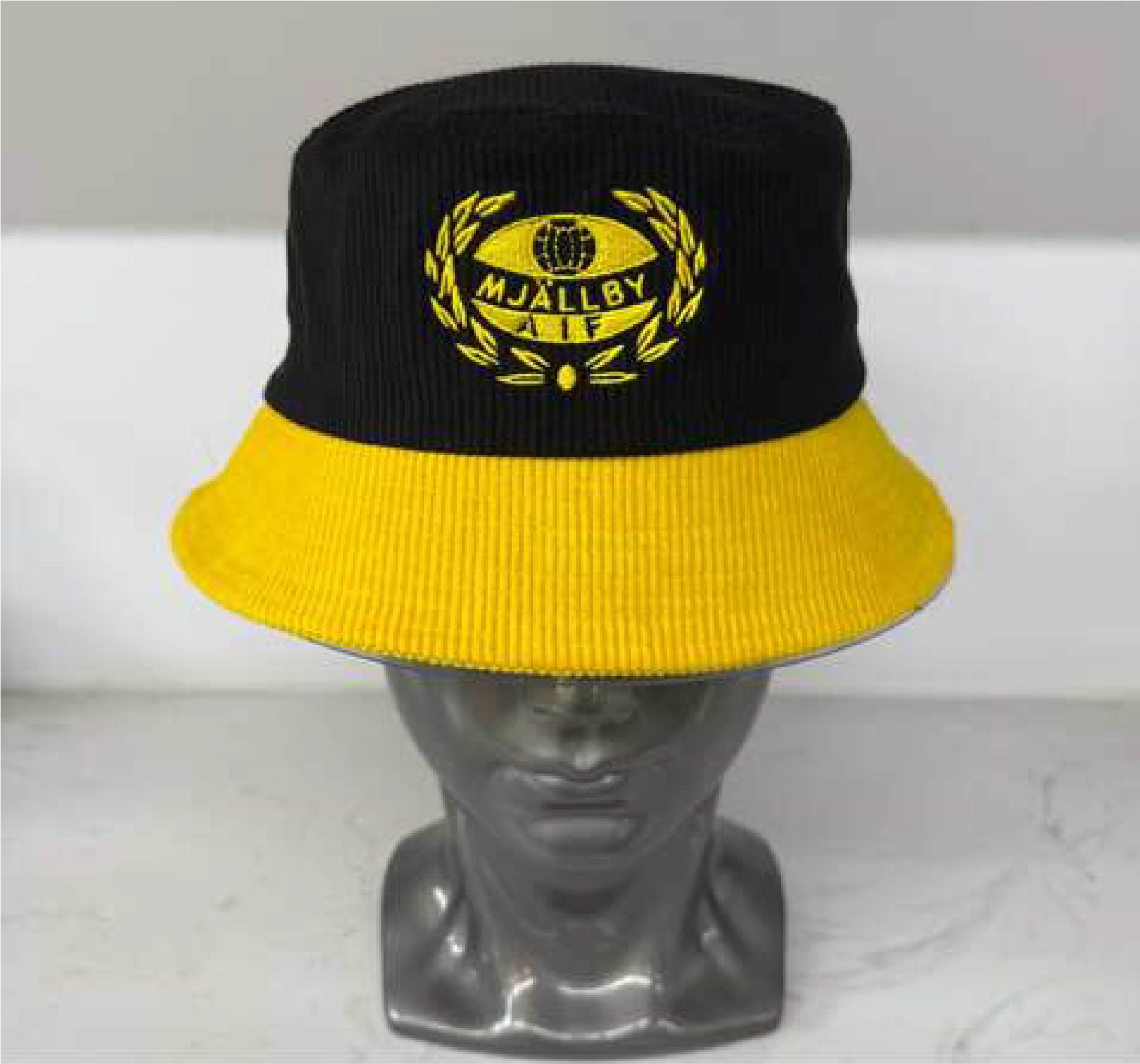 Mjällby AIF Buckethat i Manchestertyg