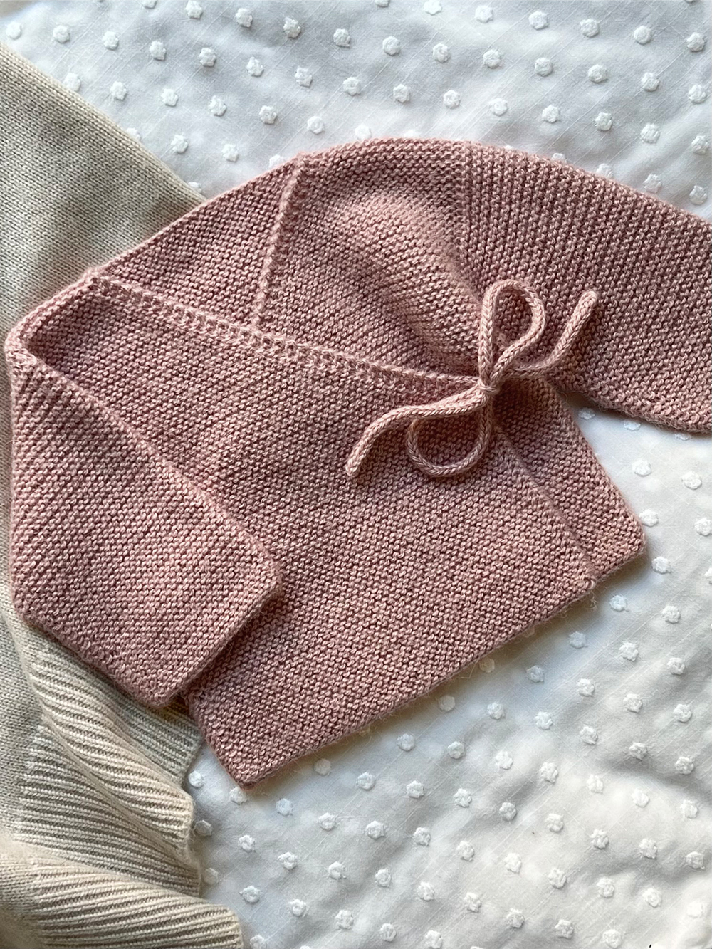 Indiblomst Fagerborg Kimono (nyfödd-18 mån) (28 m rätstick st 3)