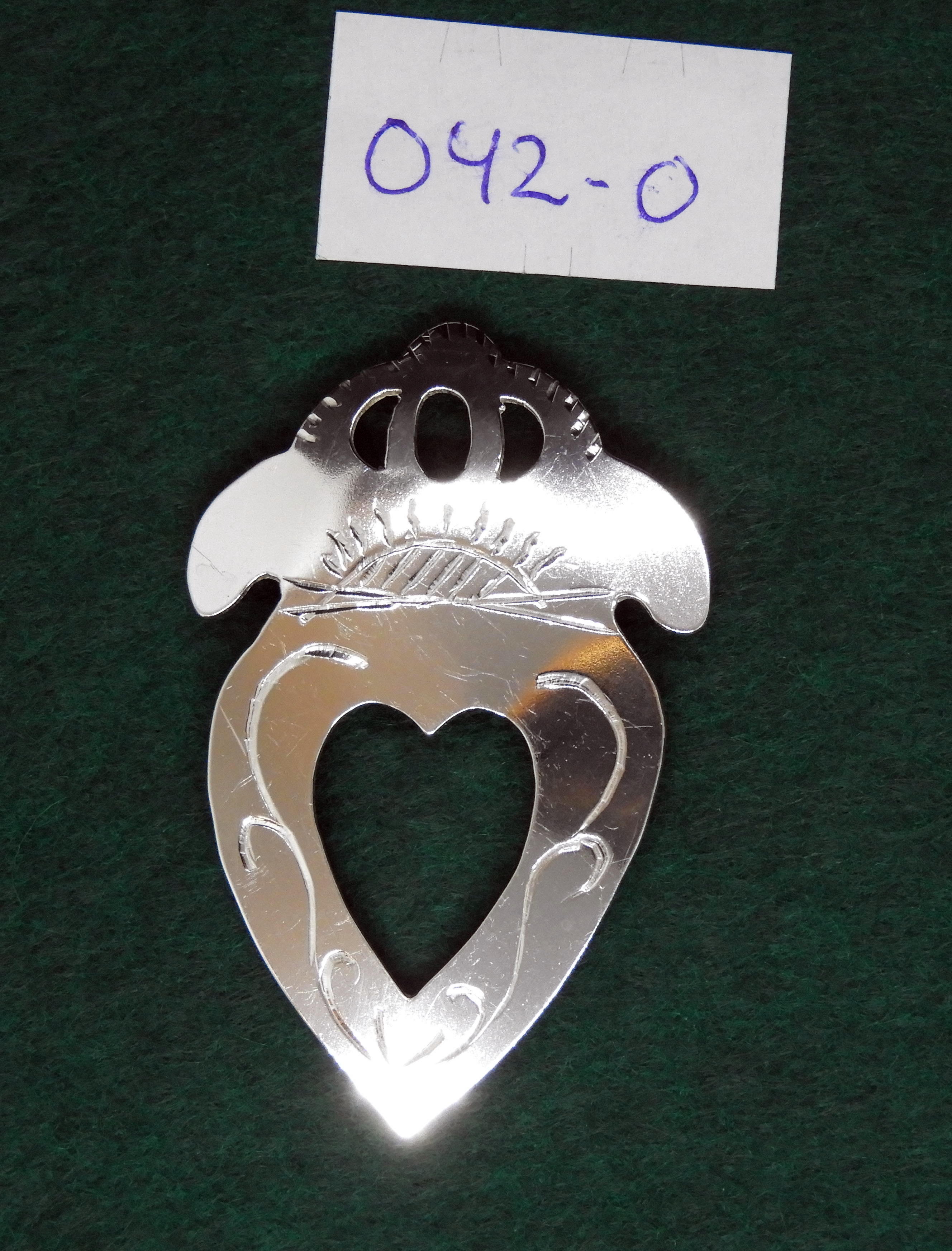 Brosch i Silver " Sverigedräkten" 042