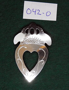 Brosch i Silver " Sverigedräkten" 042