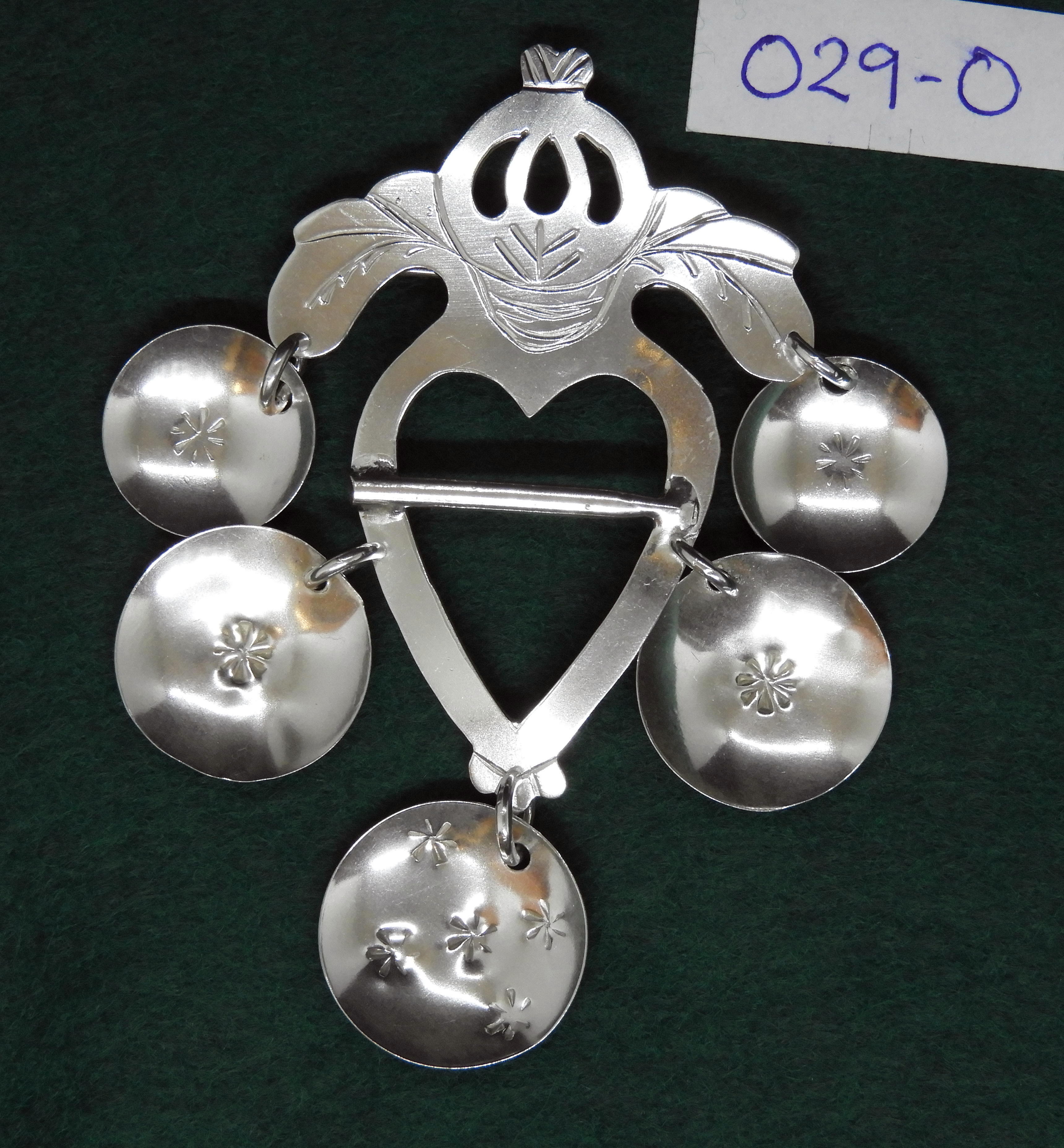 Brosch i Silver " Lövaspänne silver" 029