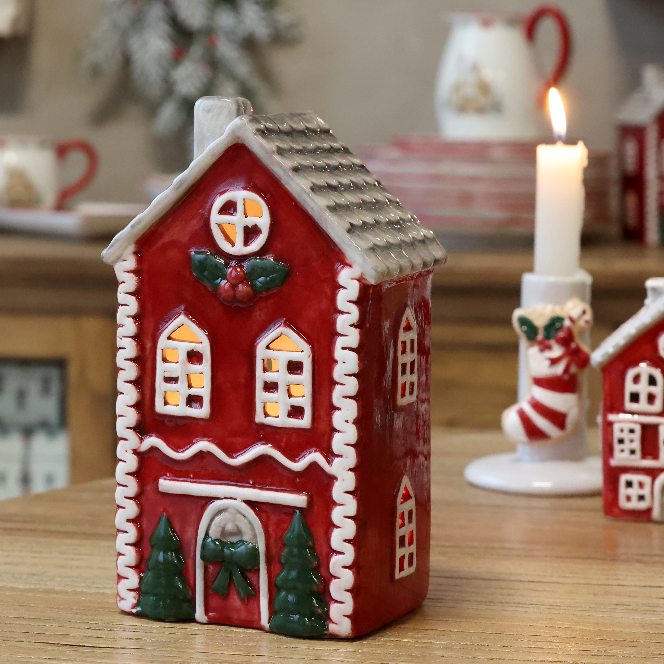 Christmas house with spruce trees & bow - Lantern Red 18,5x10 cm