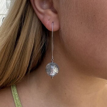 IAMLUND Boll örhänge silver glitter stål