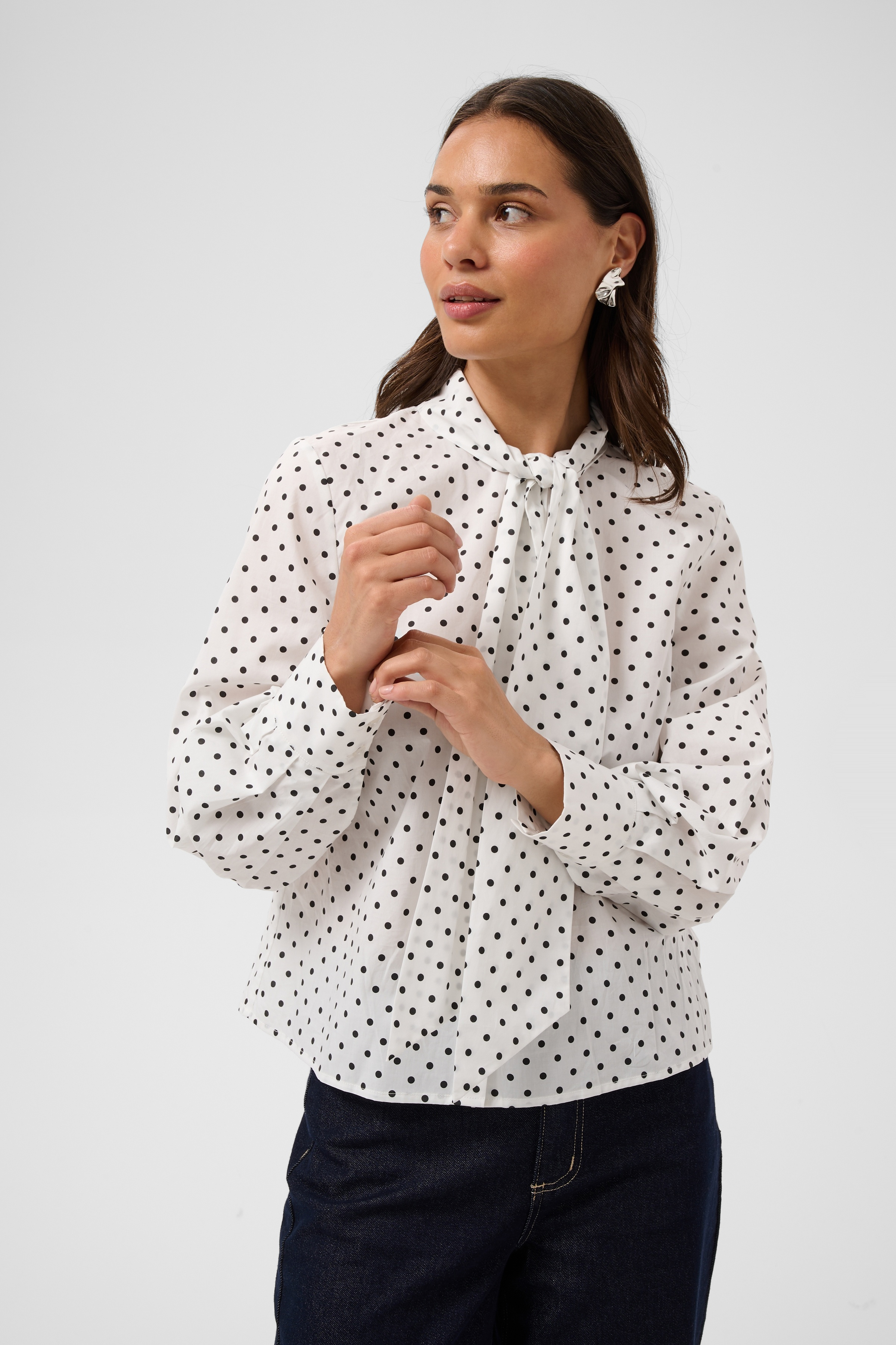 KAmilly Shirt Vit knytblus med svarta prickar - 4
