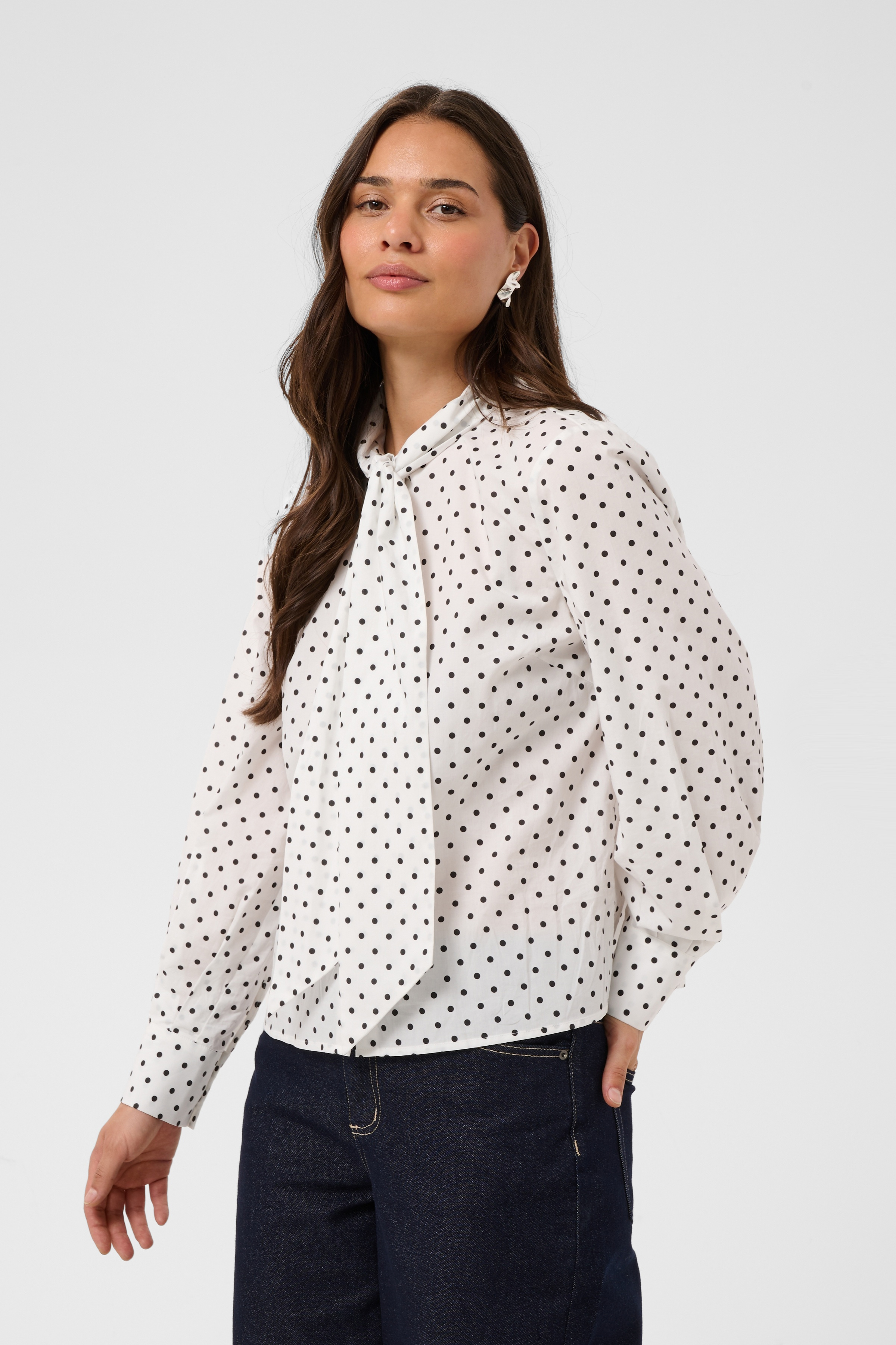KAmilly Shirt Vit knytblus med svarta prickar