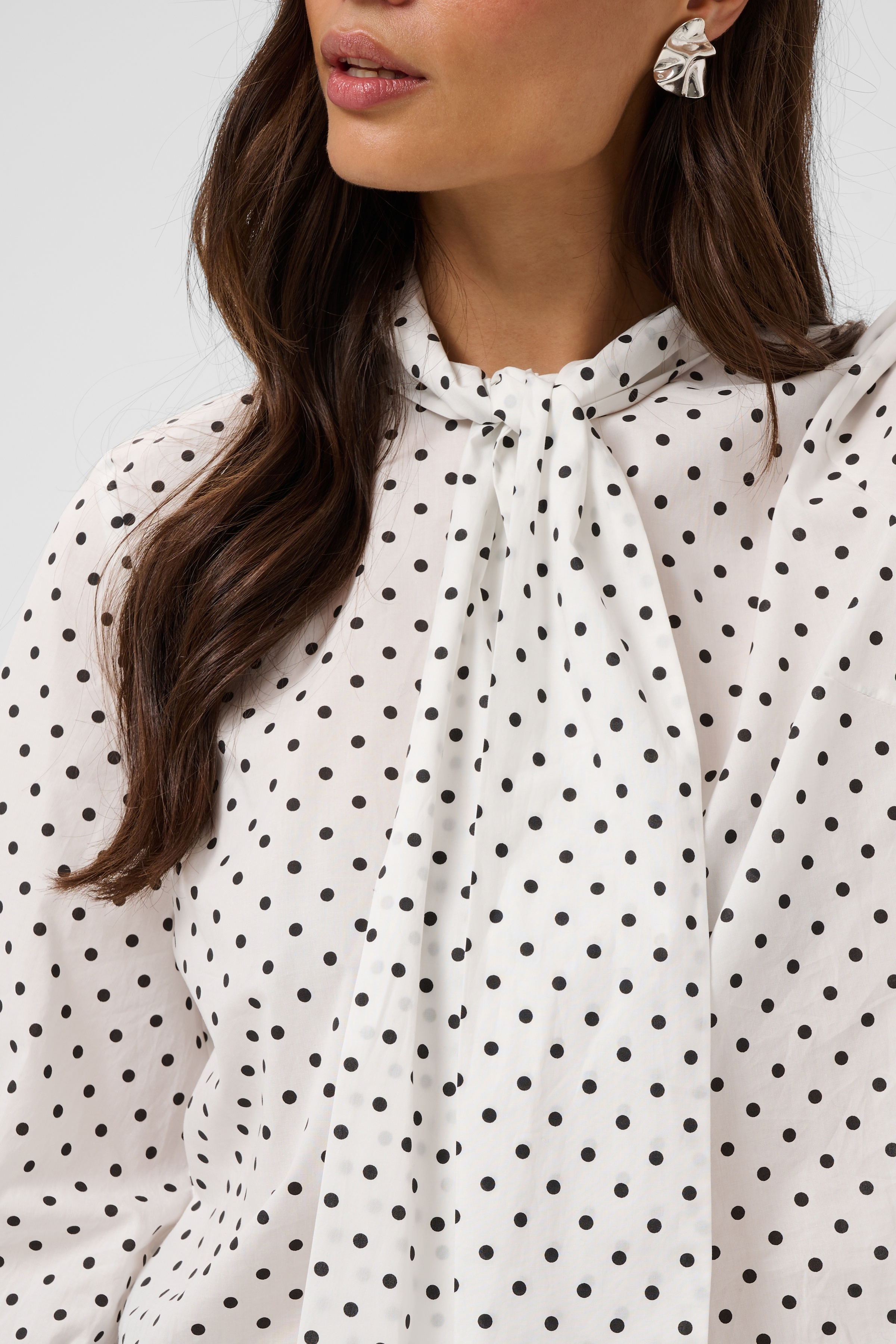 KAmilly Shirt Vit knytblus med svarta prickar