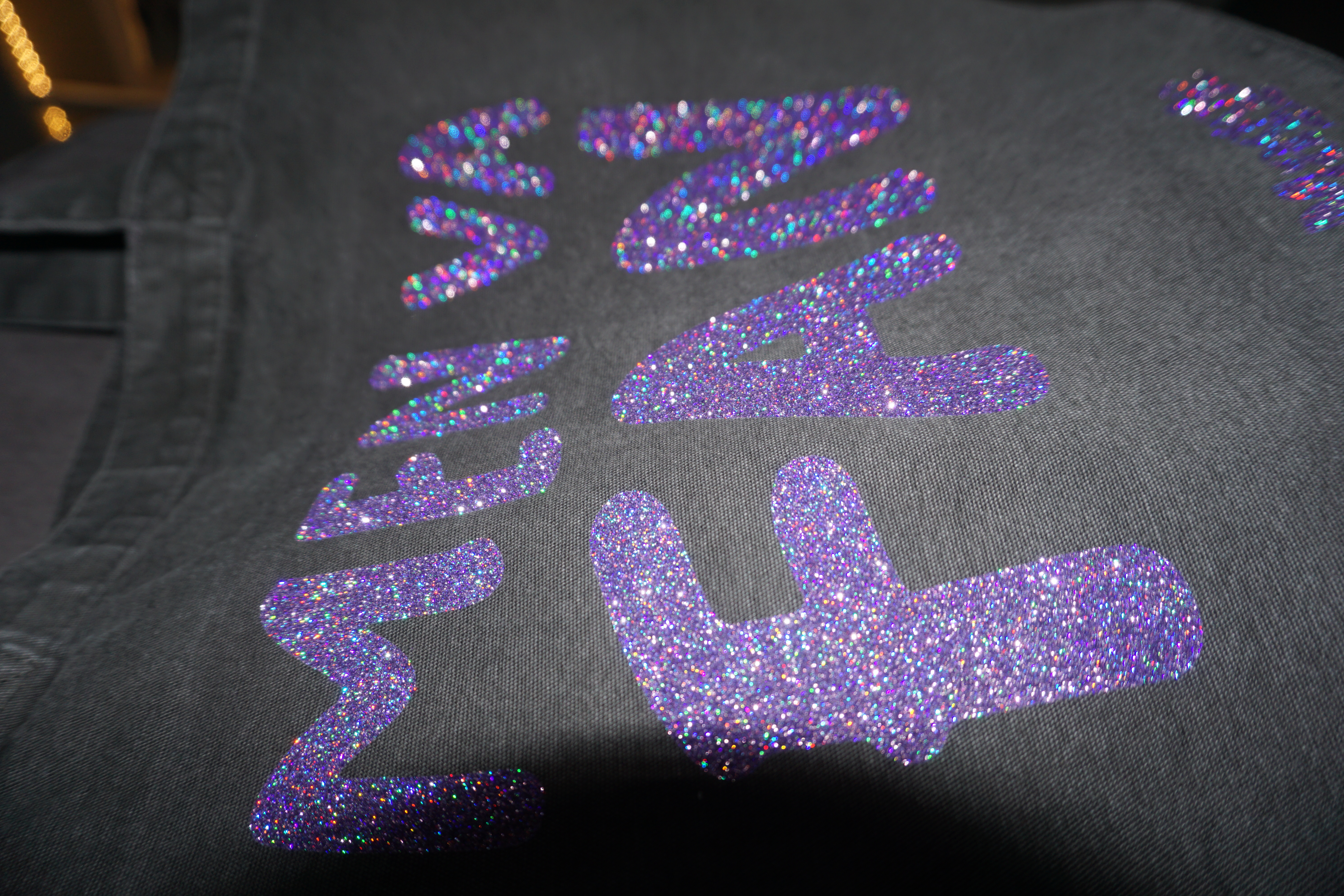Tygkasse svart med holografiskt lila glitter