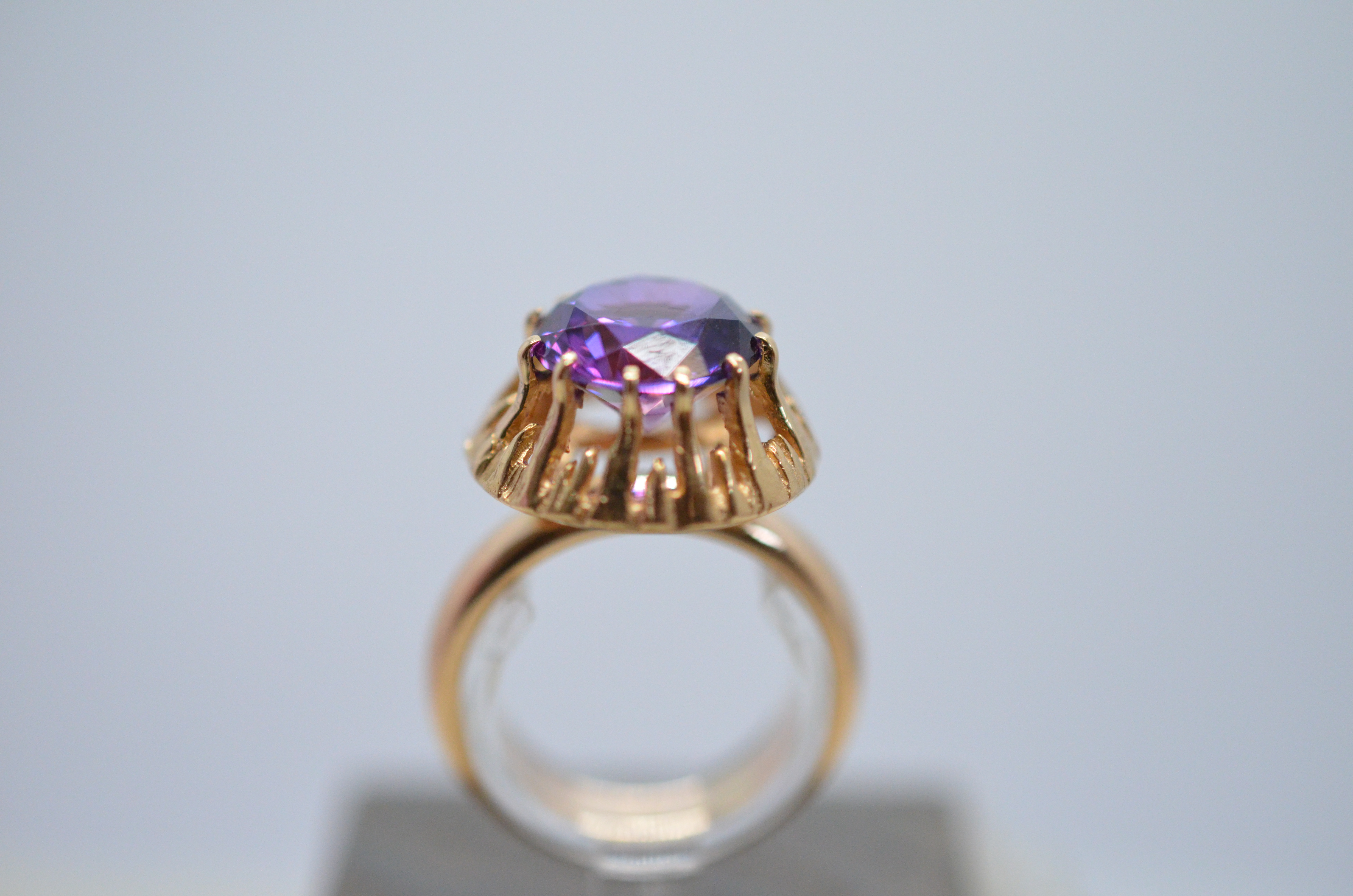 Vintage 18k guldring med lila sten. - 3