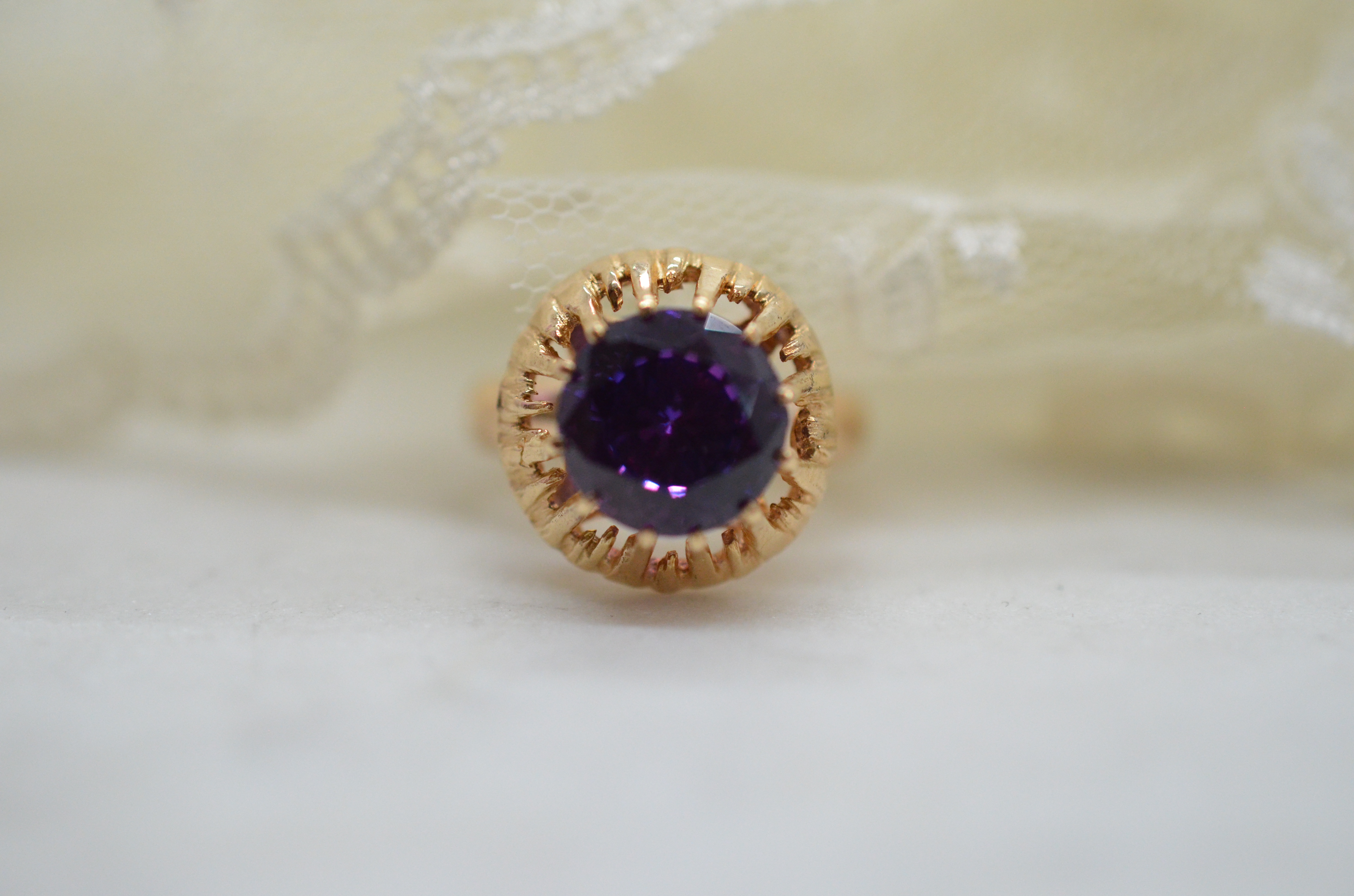 Vintage 18k guldring med lila sten. - 4