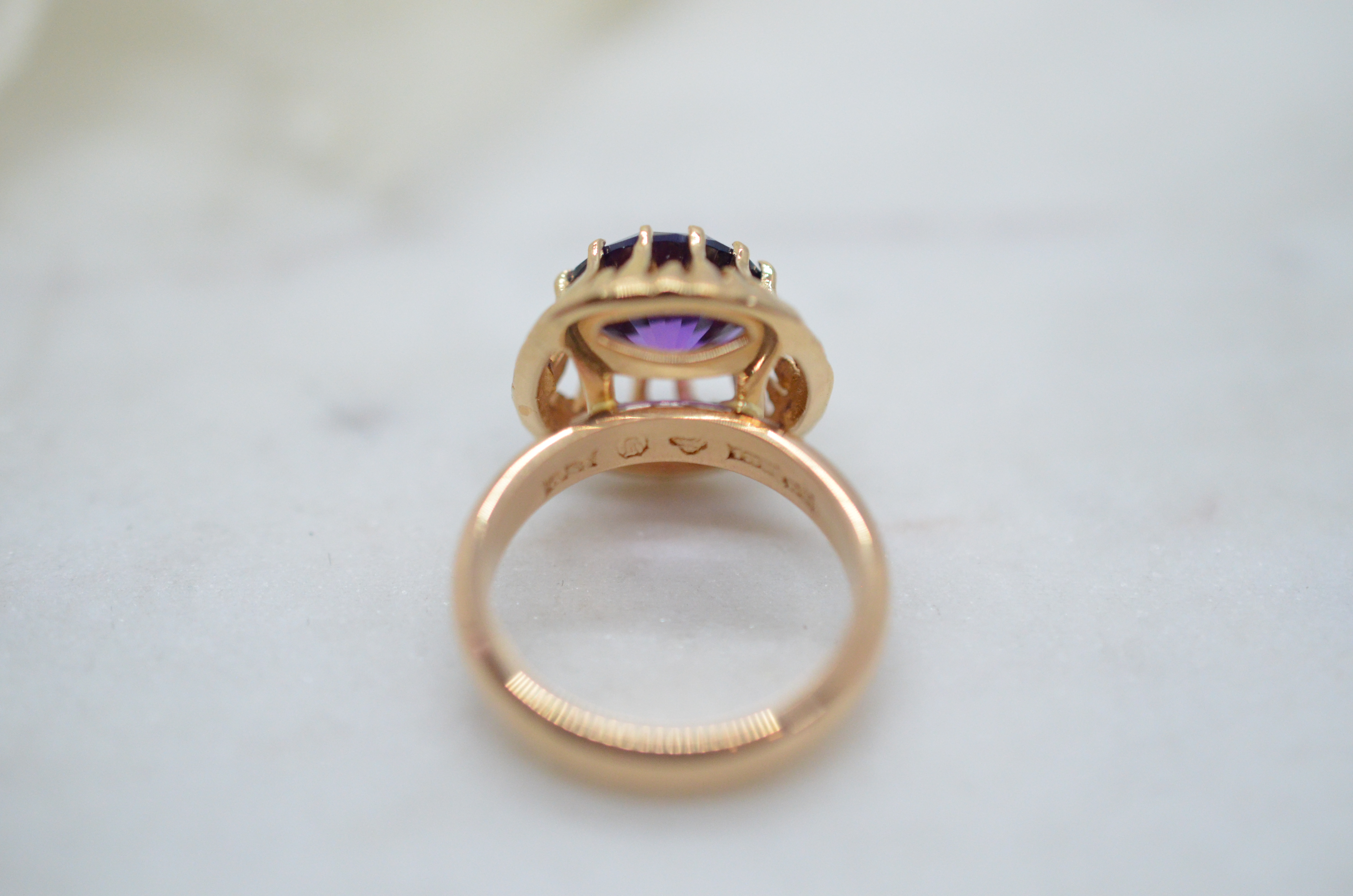 Vintage 18k guldring med lila sten. - 8