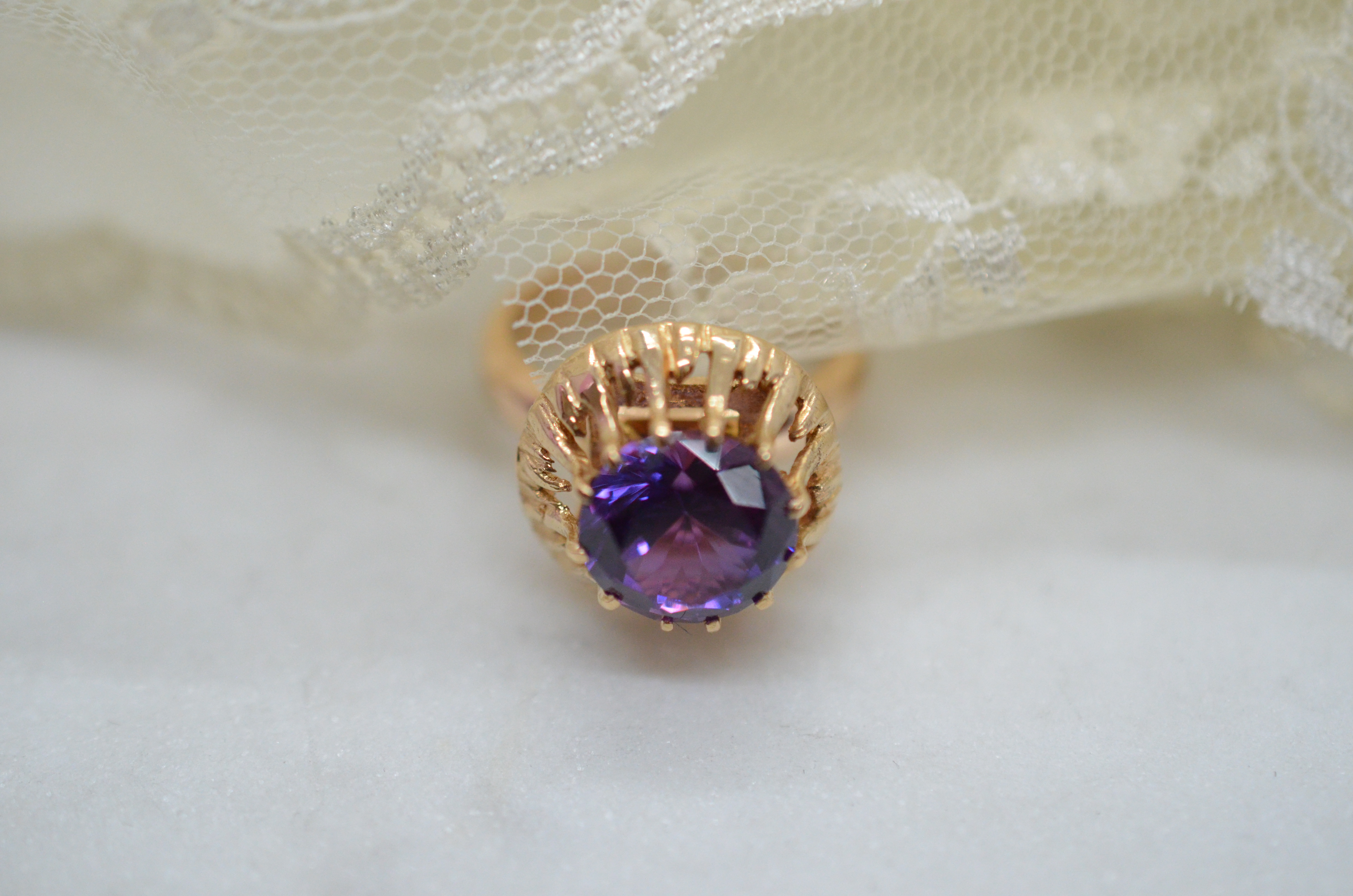 Vintage 18k guldring med lila sten. - 5