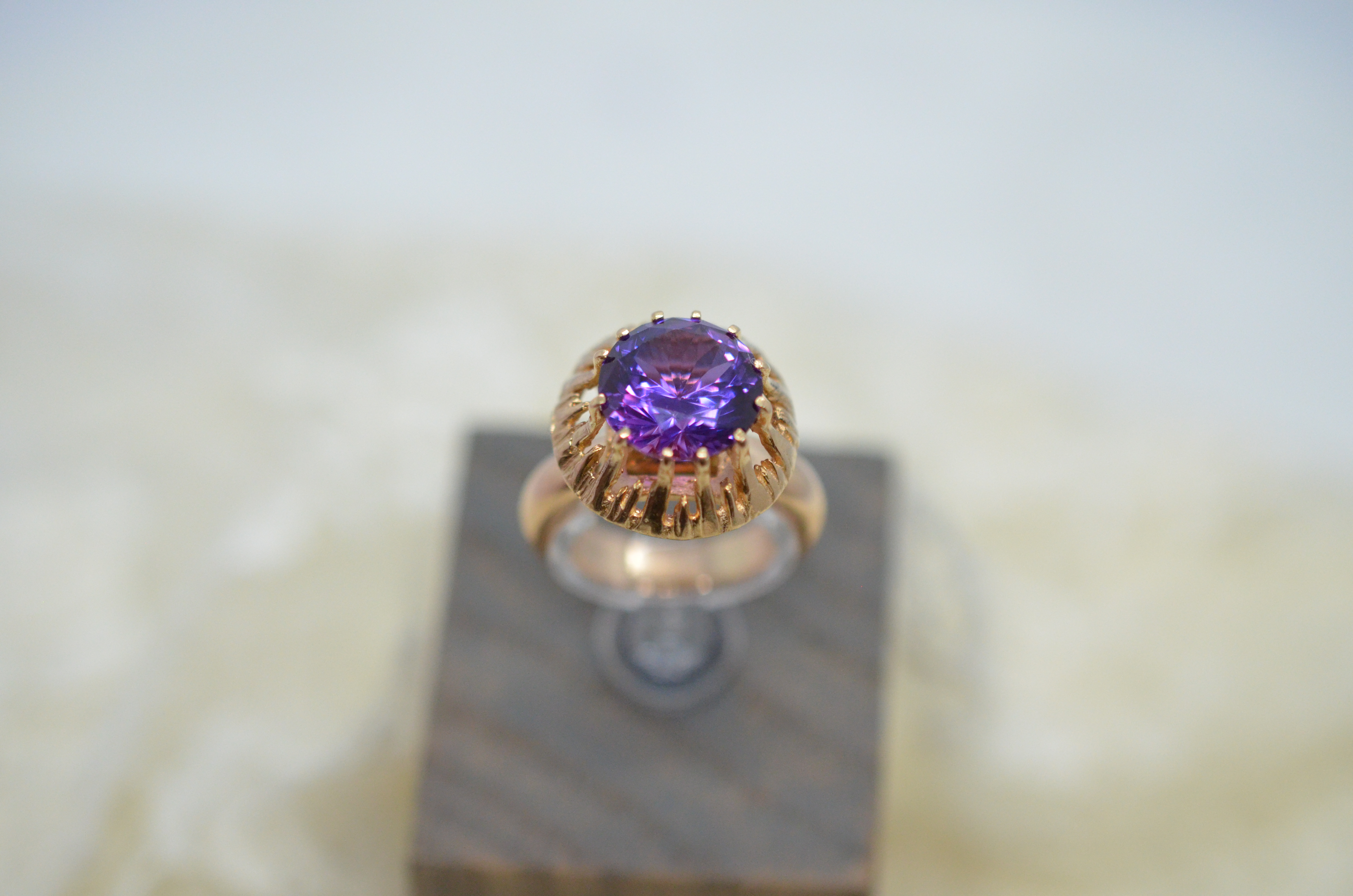 Vintage 18k guldring med lila sten.