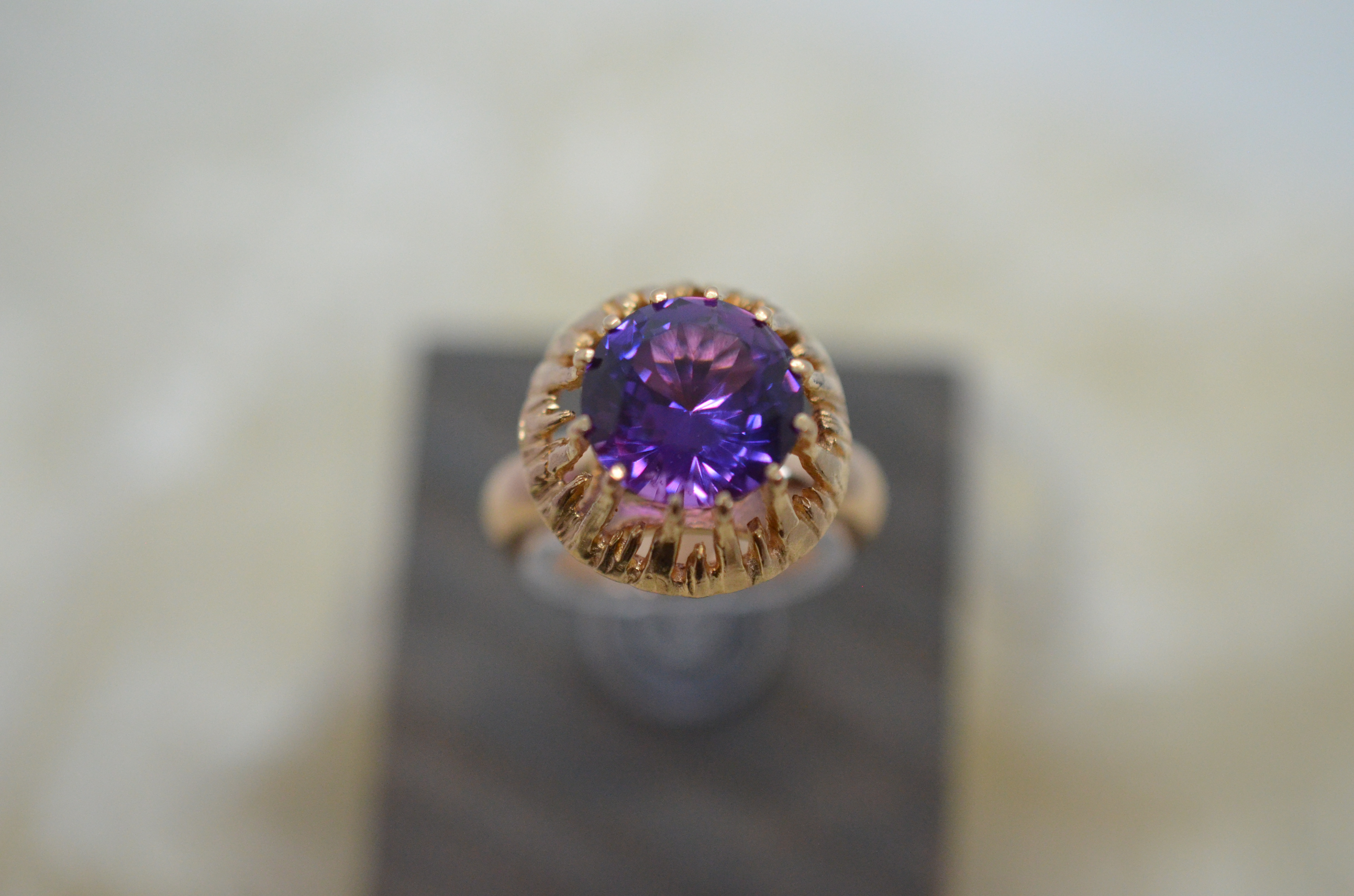 Vintage 18k guldring med lila sten. - 2