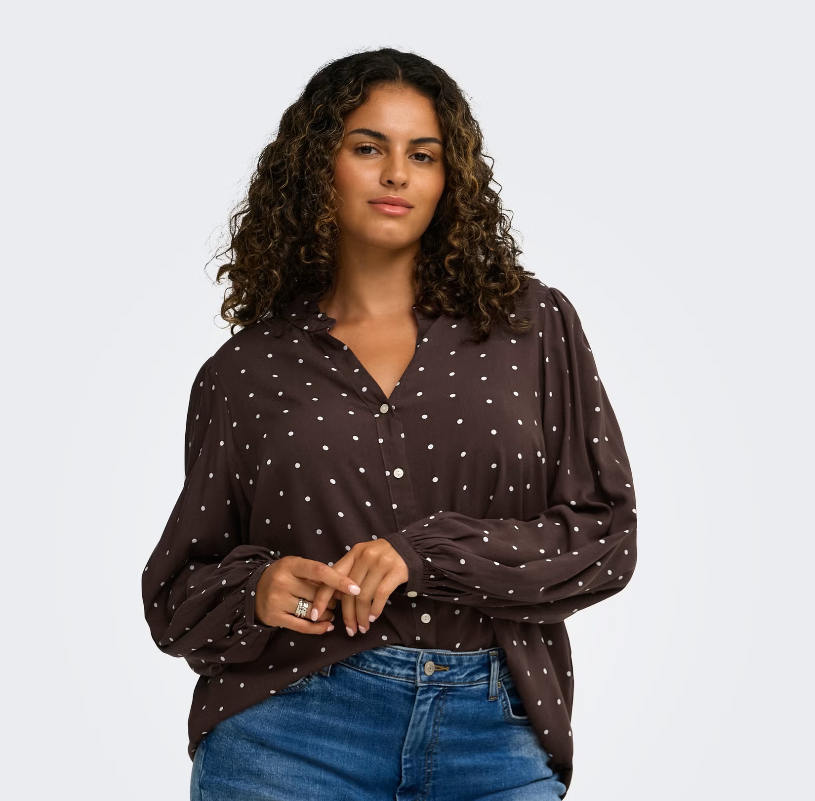 CARRAYA brun blus med vita prickar