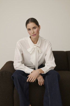 KAgilda Shirt Chalk Vit skjortblus med avtagbart knyt