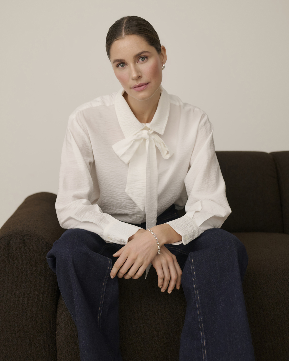 KAgilda Shirt Chalk Vit skjortblus med avtagbart knyt - 4